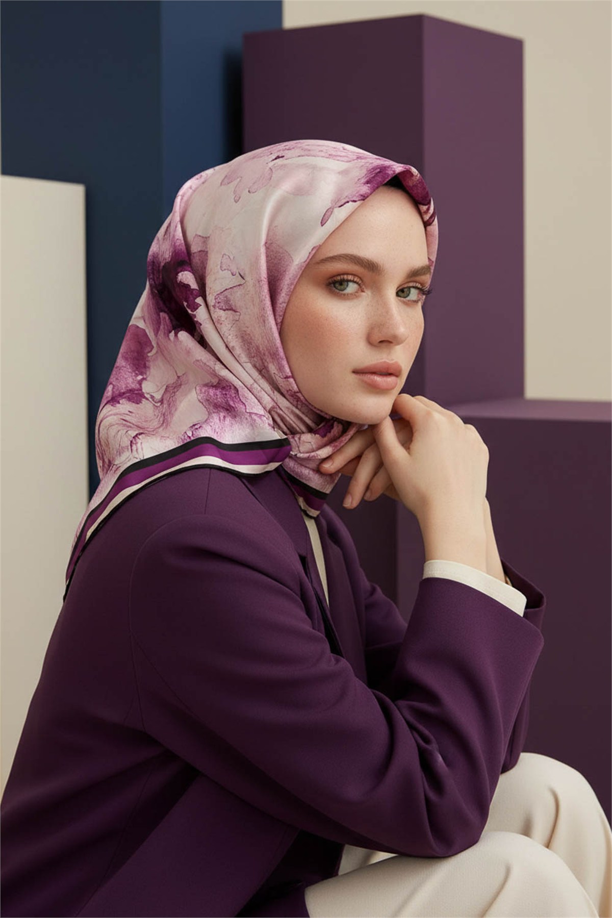 Rayon Sulu Boya Çiçek Desenli Mürdüm Renkli 90x90 Dikim Şekli : El Dikişi Eşarp (İpek İçermez)