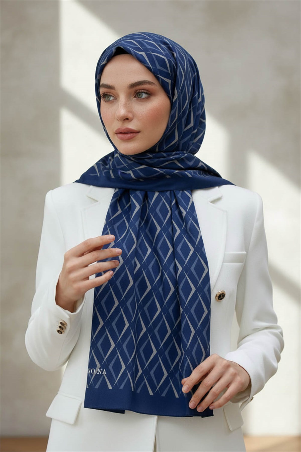 KREP GEOMETRİK DESENLİ LACİVERT RENKLİ 75X195 KIRIŞMAZ ŞAL