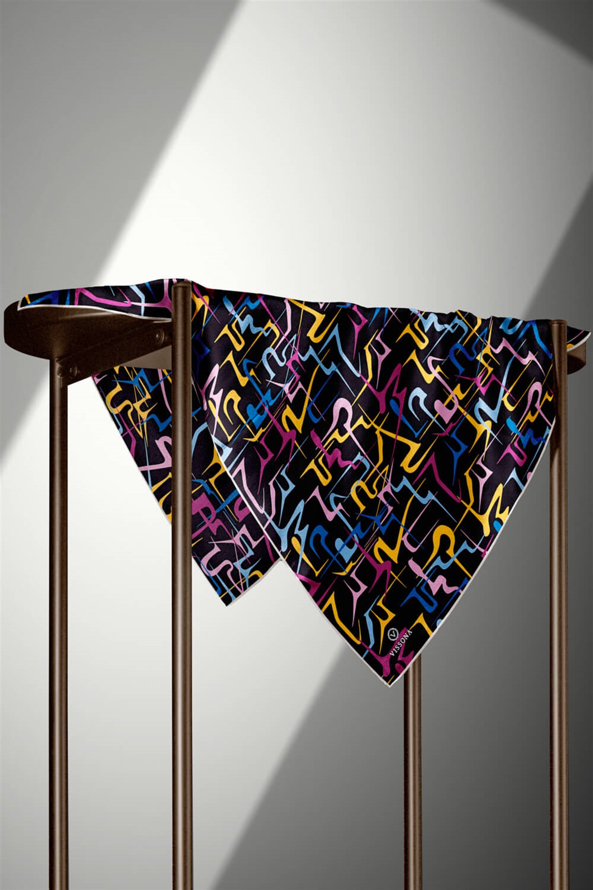% 57 İPEK % 43 VİSKON Twill İpek Soyut Geometrik Desenli Sarı - Pembe Renkli 90x90 Eşarp Dikim Şekli : El Dikişi
