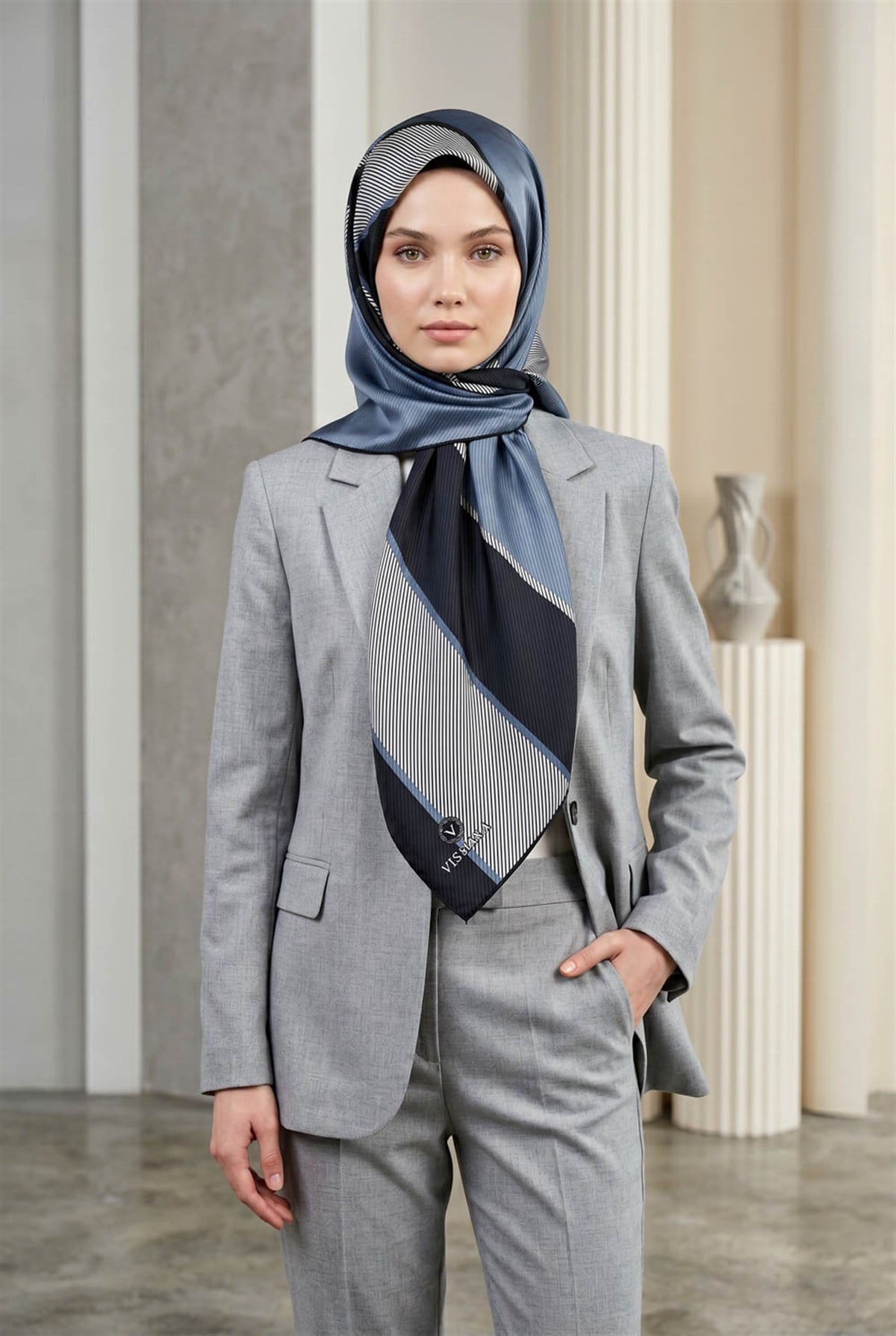 %100 Twill İpek Geometrik Desenli İndigo Renkli 90x90 Eşarp Dikim Şekli : El Dikişi