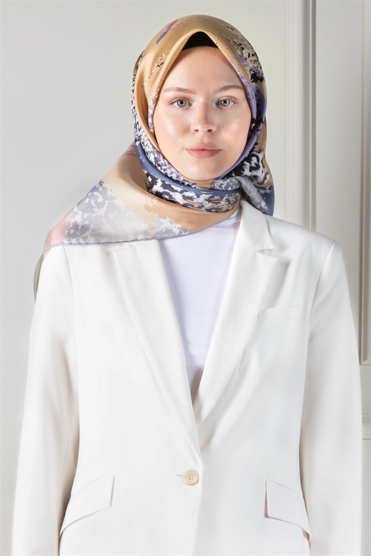 %100 Twill İpek Leopar ve Fırça Desenli Gri - İndigo Renkli 90x90 Eşarp Dikim Şekli : El Dikişi
