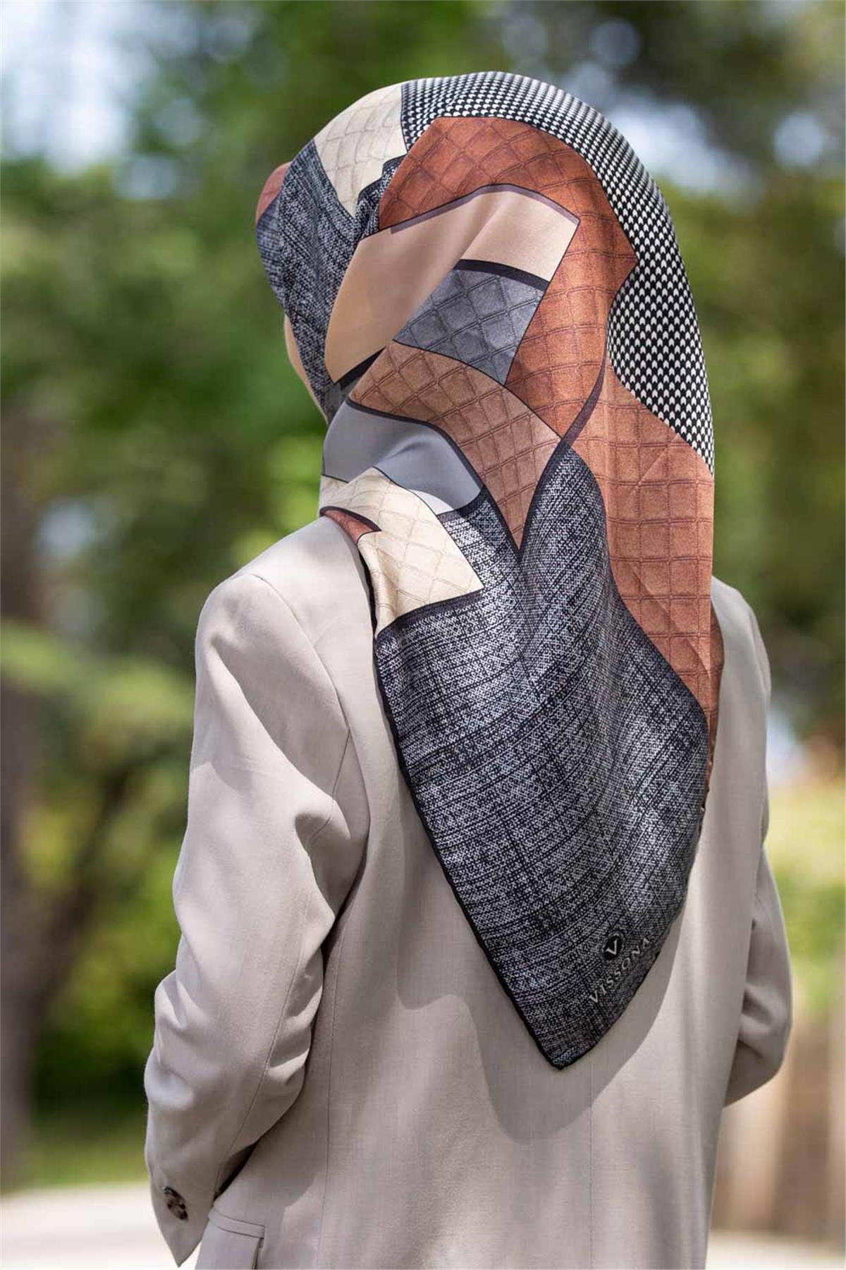 %100 Twill İpek Kazayaklı Ve Geometrik Desenli Gri - Bakır Renkli 90x90 Eşarp Dikim Şekli : El Dikişi