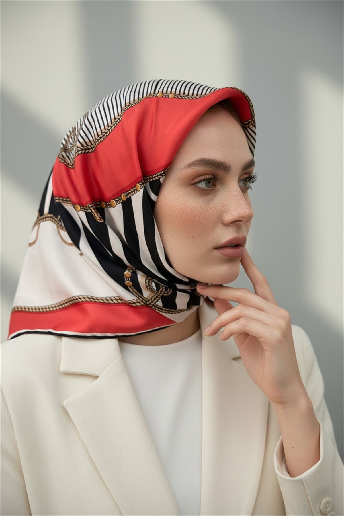 %100 Twill İpek Zincirli Ve Zebra Desenli Nar Çiçeği - Siyah Renkli 90x90 Eşarp Dikim Şekli : El Dikişi