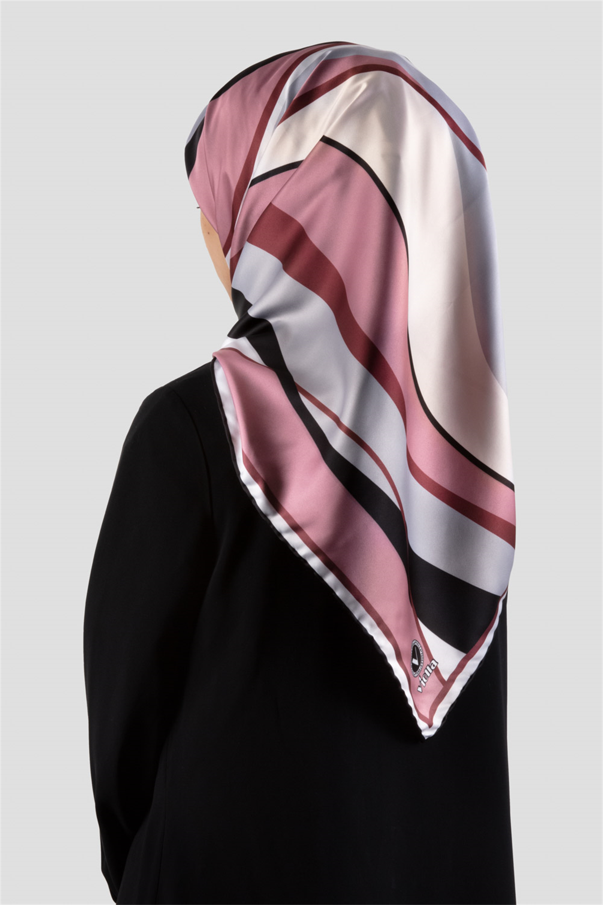 Rayon Modern Dalgalı Çizgi Desenli Pudra Renkli 90x90 Dikim Şekli : El Dikişi Eşarp (İpek İçermez)