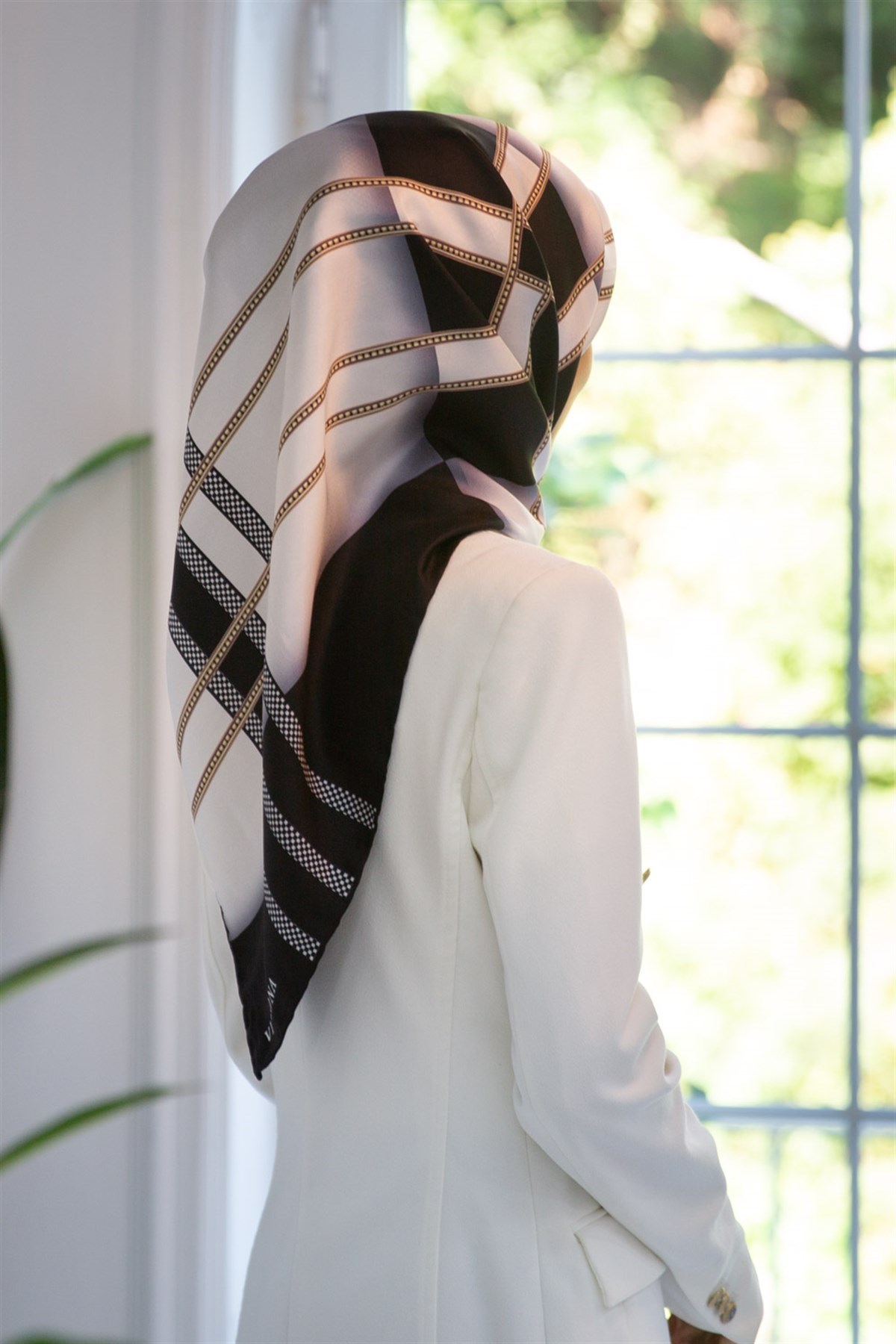 %100 Twill İpek Geometrik Desenli Siyah - Krem Renkli 90x90 Eşarp Dikim Şekli : El Dikişi