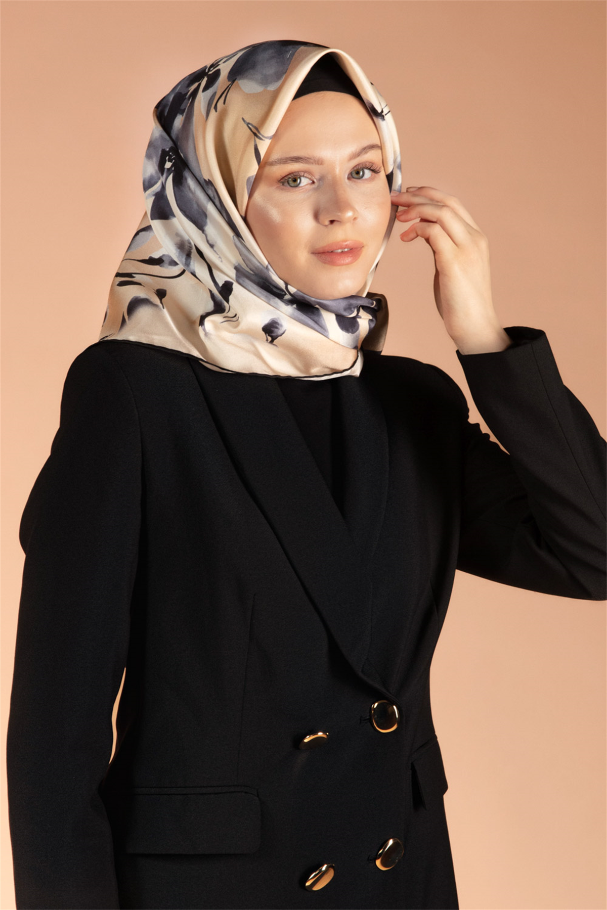 %100 Twill İpek Çiçek Desenli Bej - Füme Renkli 90x90 Dikim Şekli : El Dikişi Eşarp