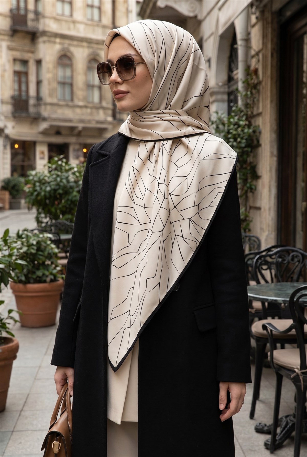 %100 Twill İpek Çizgi Desenli Krem - Siyah Renkli 90x90 Eşarp Dikim Şekli : El Dikişi