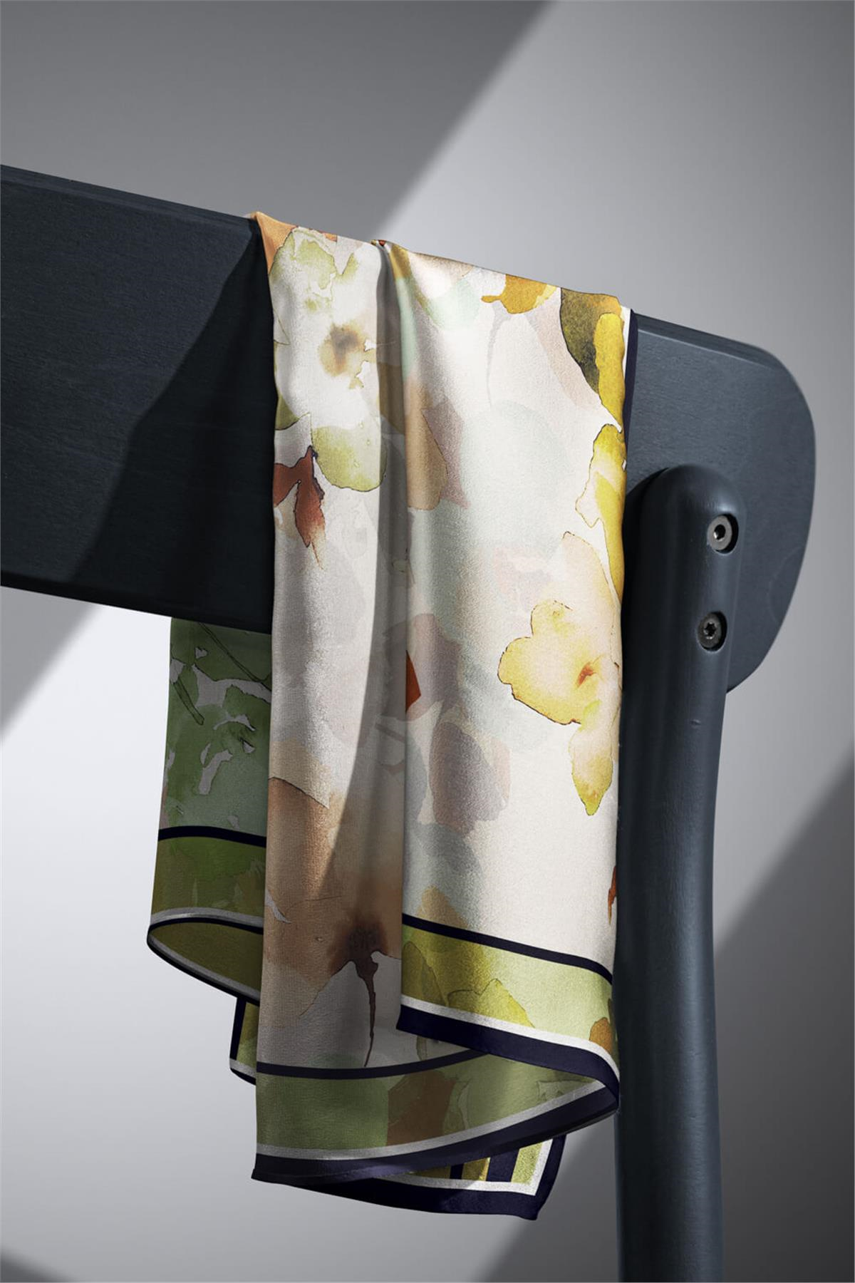 % 57 İPEK % 43 VİSKON Twill İpek Sulu Boyalı Çiçek Desenli Haki - Vizon Renkli 90x90 Eşarp Dikim Şekli : El Dikişi