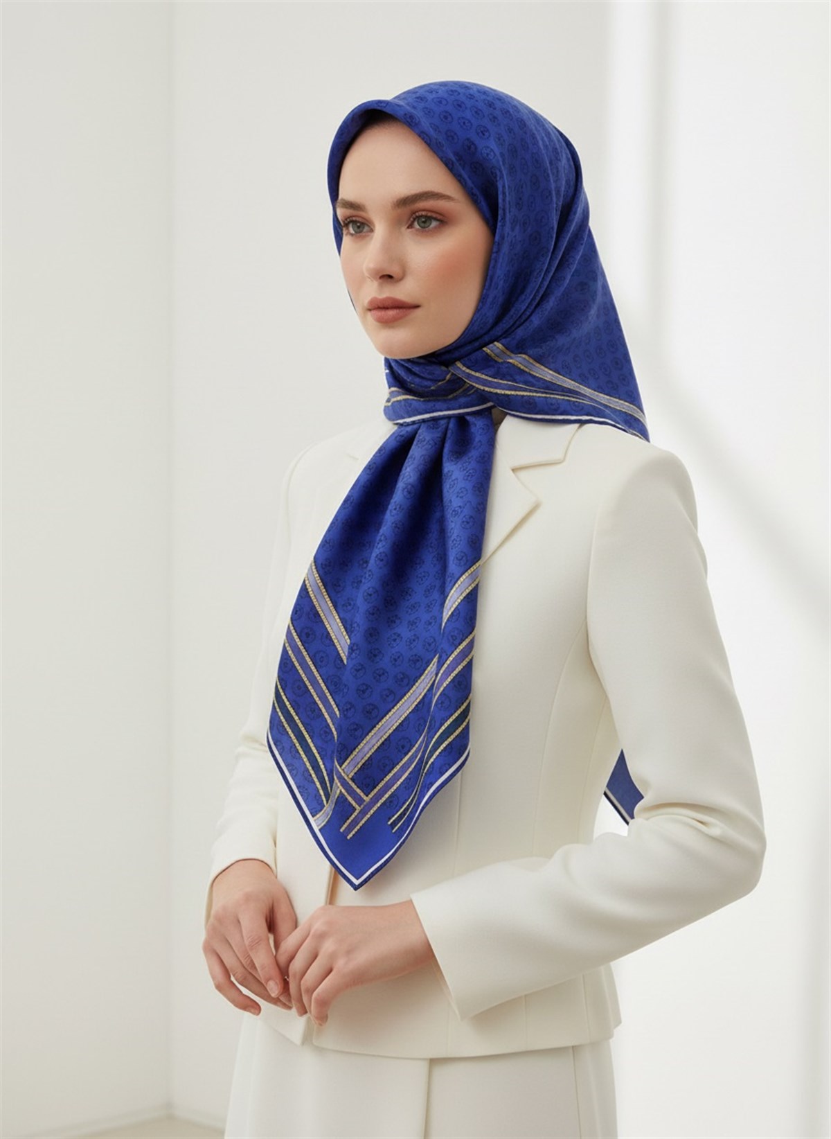 %100 Twill İpek Monogram Desenli Saks - Lacivert Renkli 90x90 Eşarp Dikim Şekli : El Dikişi