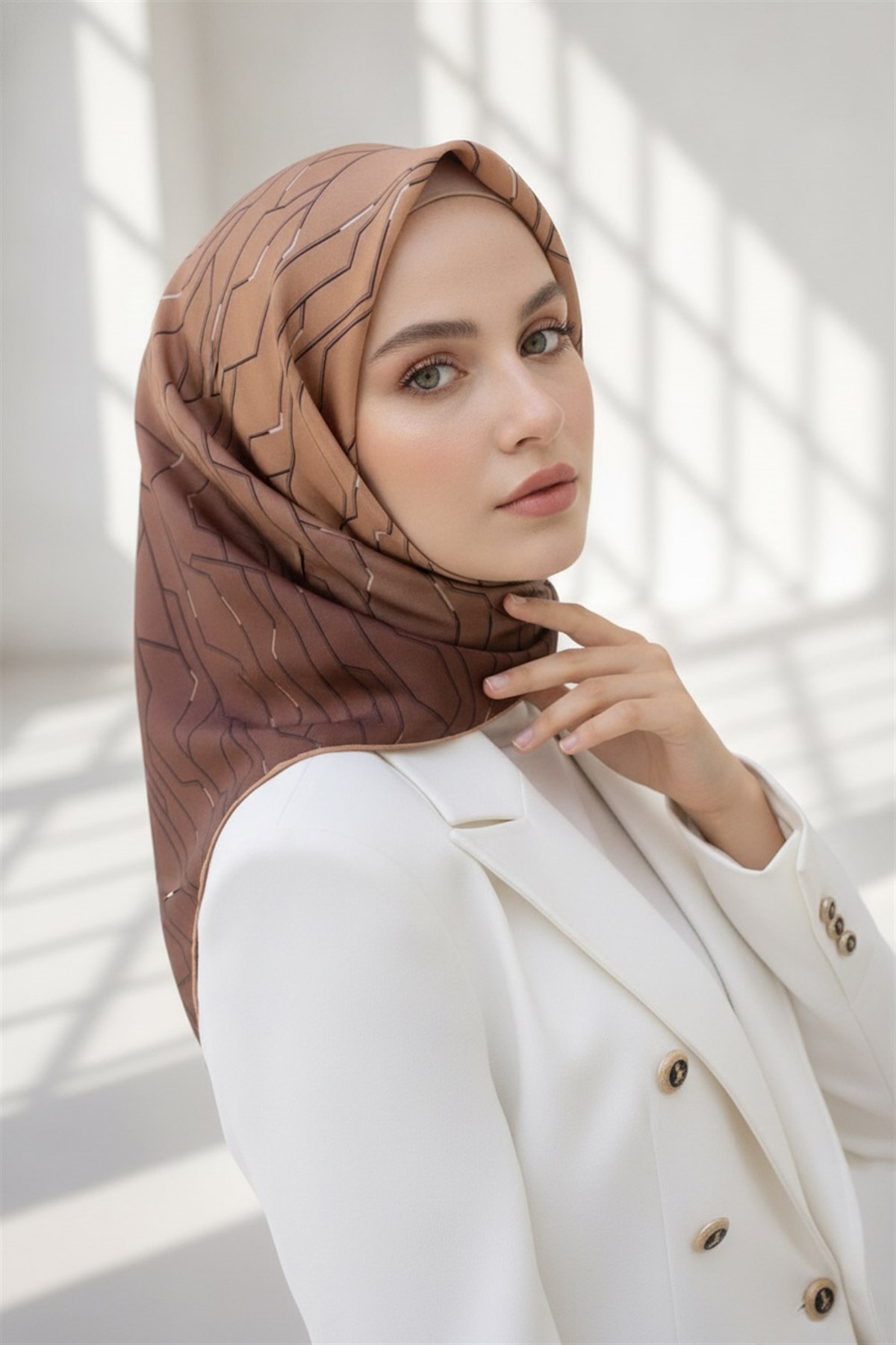 %100 Twill İpek Geometrik Desenli Bakır Renkli 90x90 Eşarp Dikim Şekli : El Dikişi
