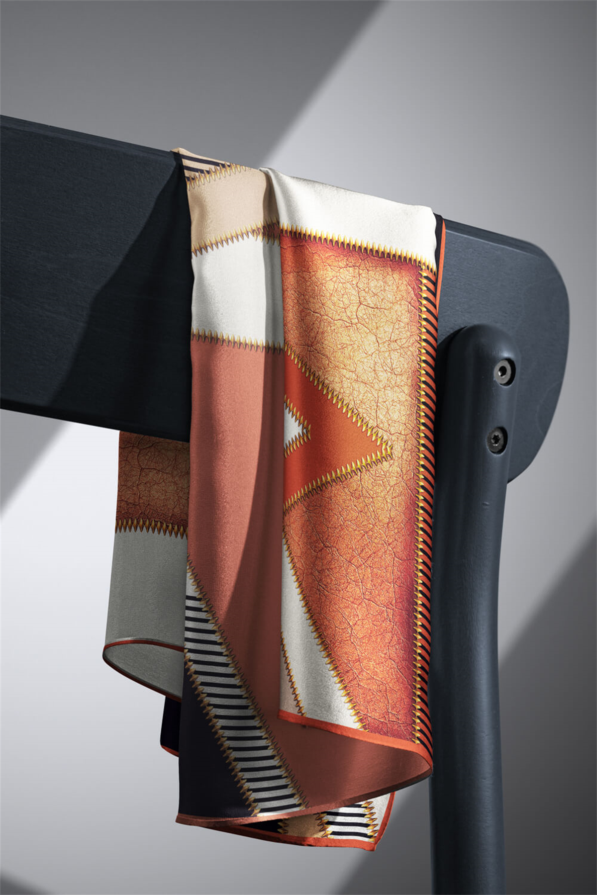 % 57 İPEK % 43 VİSKON Twill İpek Geometrik Desenli Taba - Siyah Renkli 90x90 Eşarp Dikim Şekli : El Dikişi