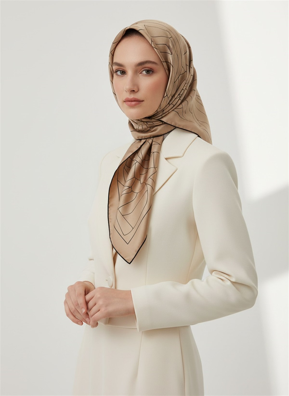 %100 Twill İpek Çizgi Desenli Bej - Siyah Renkli 90x90 Eşarp Dikim Şekli : El Dikişi