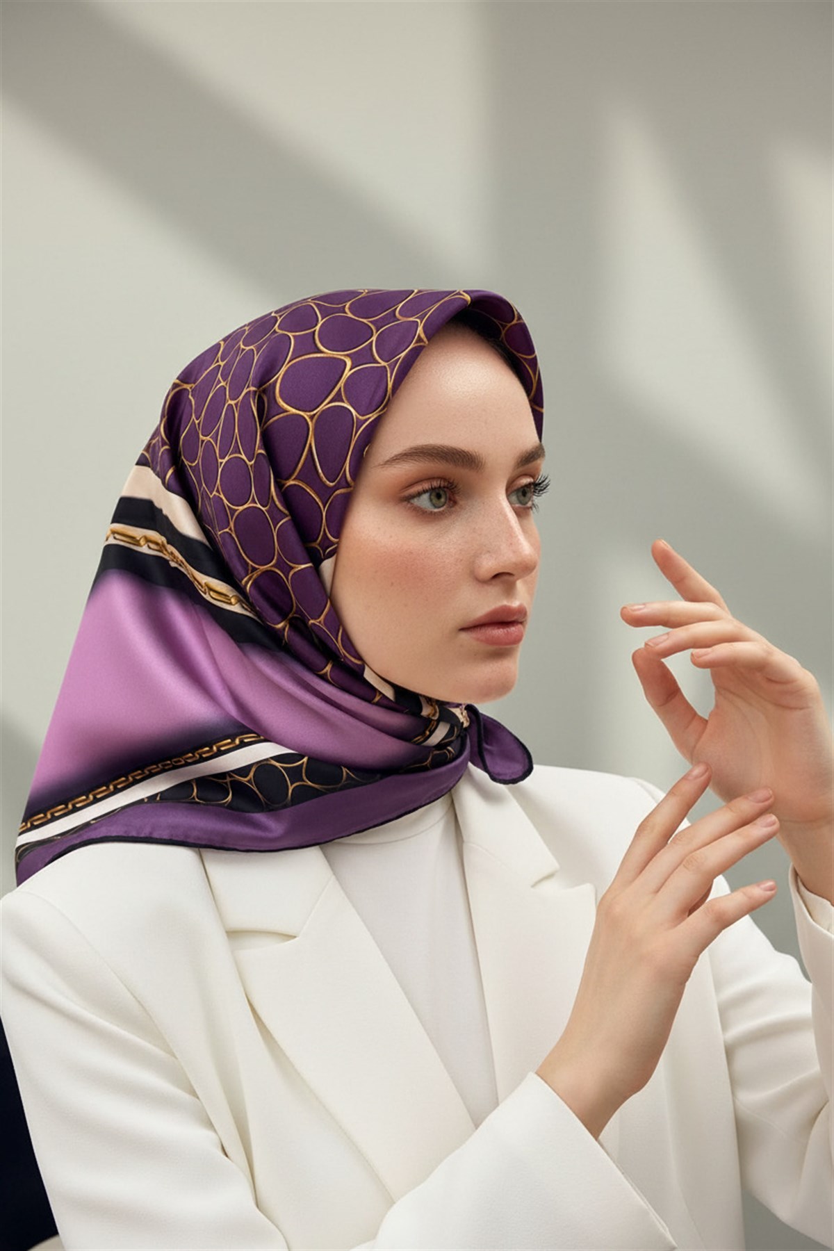 %100 Twill İpek Gold Halka Desenli Lila - Siyah Renkli 90x90 Eşarp Dikim Şekli : El Dikişi