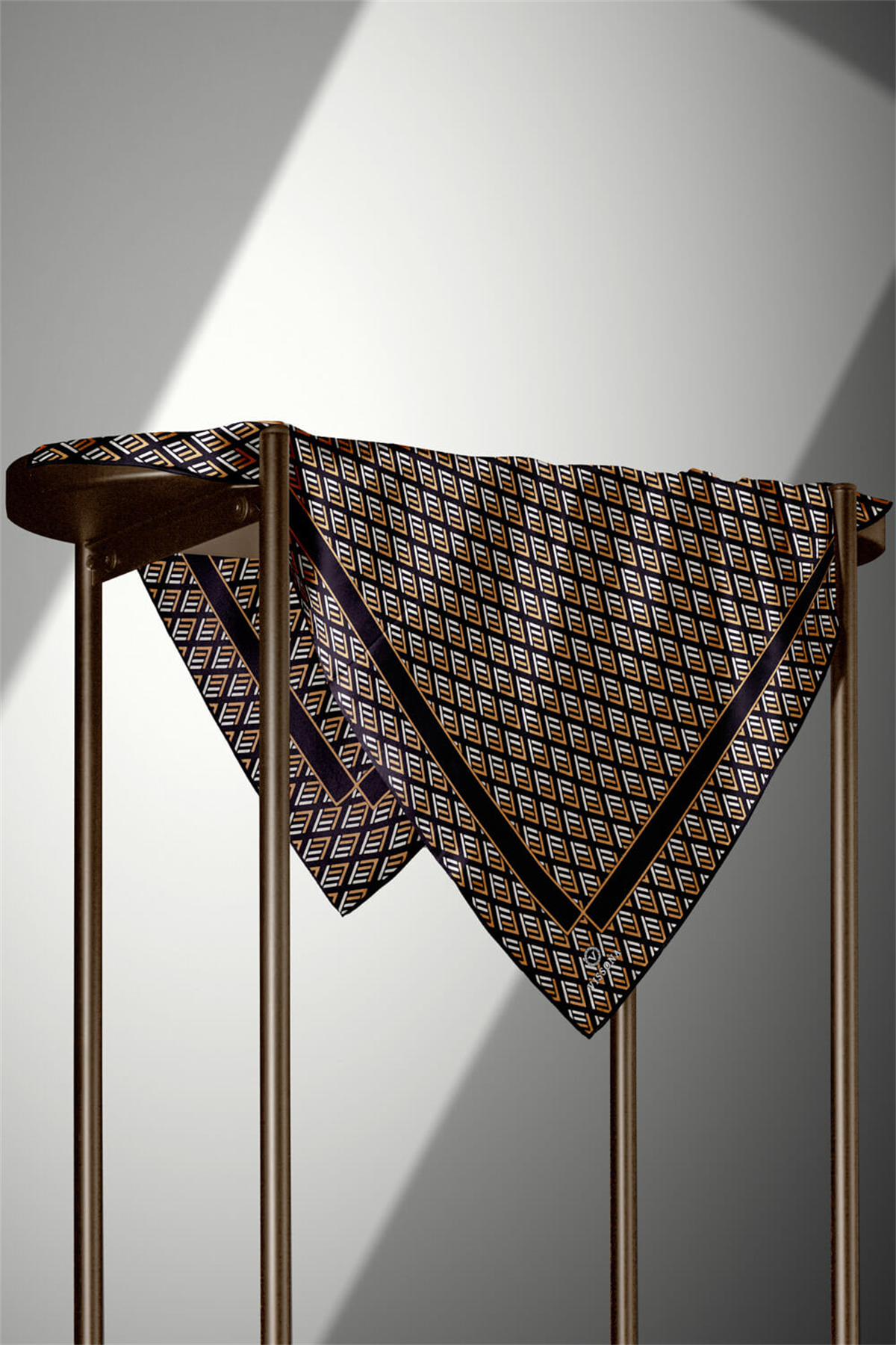 % 57 İPEK % 43 VİSKON Twill İpek Geometrik Desenli Siyah - Gold Renkli 90x90 Eşarp Dikim Şekli : El Dikişi