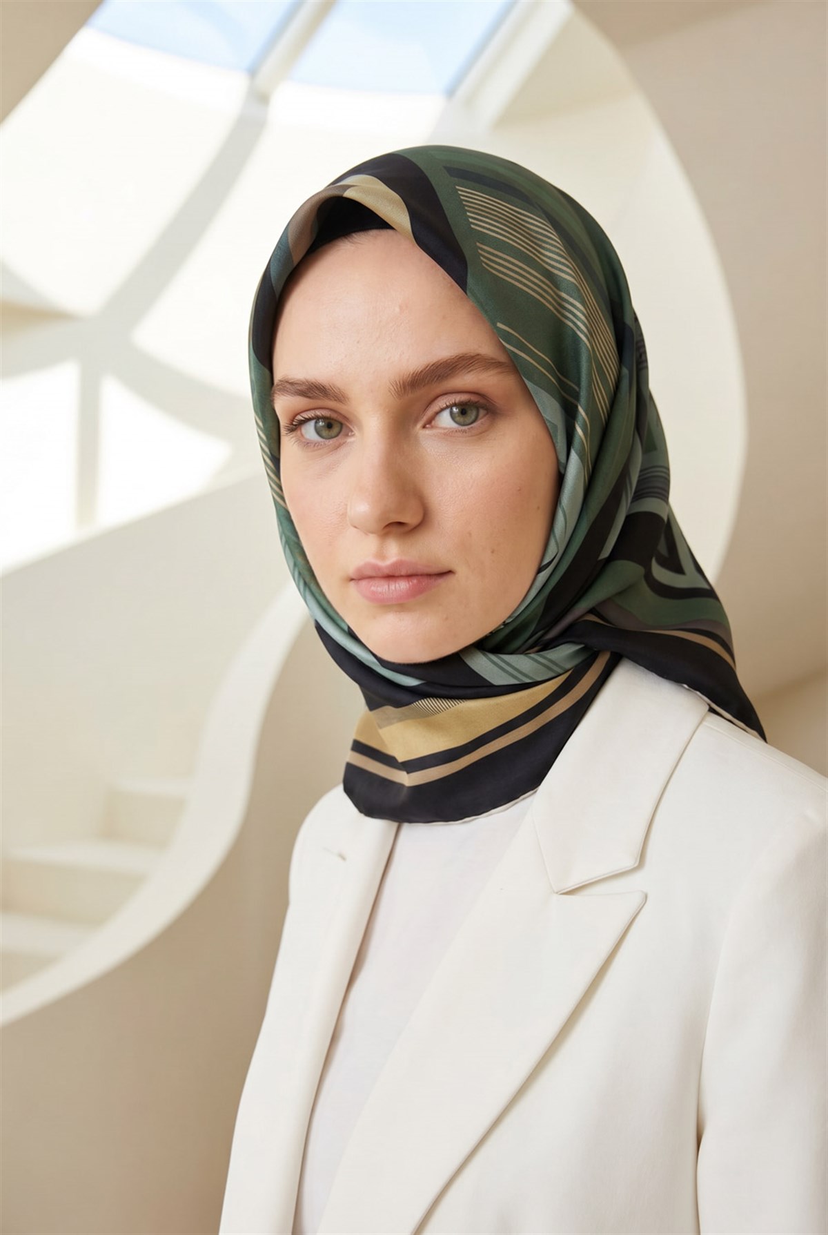 %100 Twill İpek Kare Desenli Siyah - Mint Yeşili Renkli 90x90 Eşarp Kenar Dikiş Şekli El Dikişli
