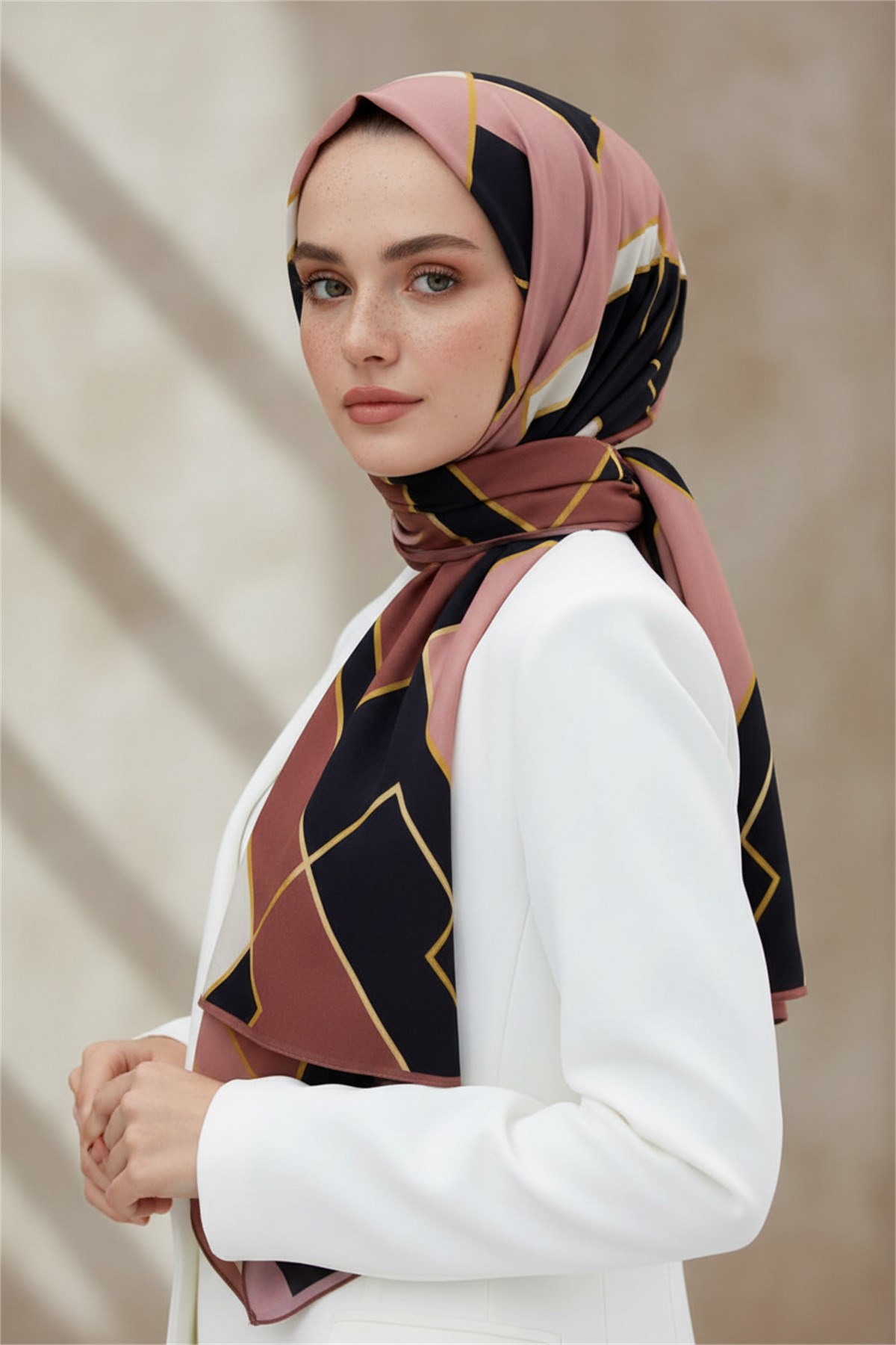 KREP GOLD DETAYLI KARO DESENLİ PUDRA RENKLİ 75X195 KIRIŞMAZ ŞAL
