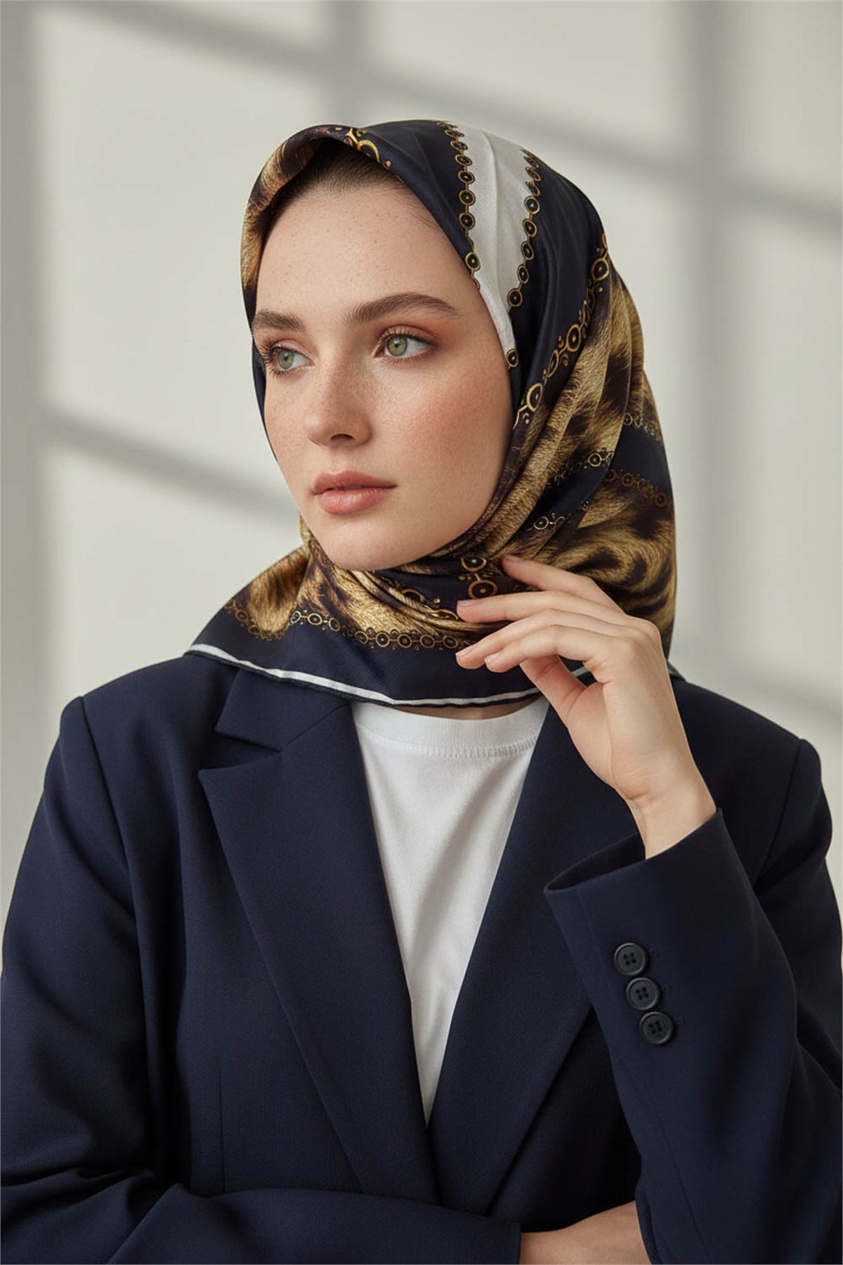 %100 Twill İpek Leopar Desenli Lacivert - Krem Renkli 90x90 Eşarp Dikim Şekli : El Dikişi