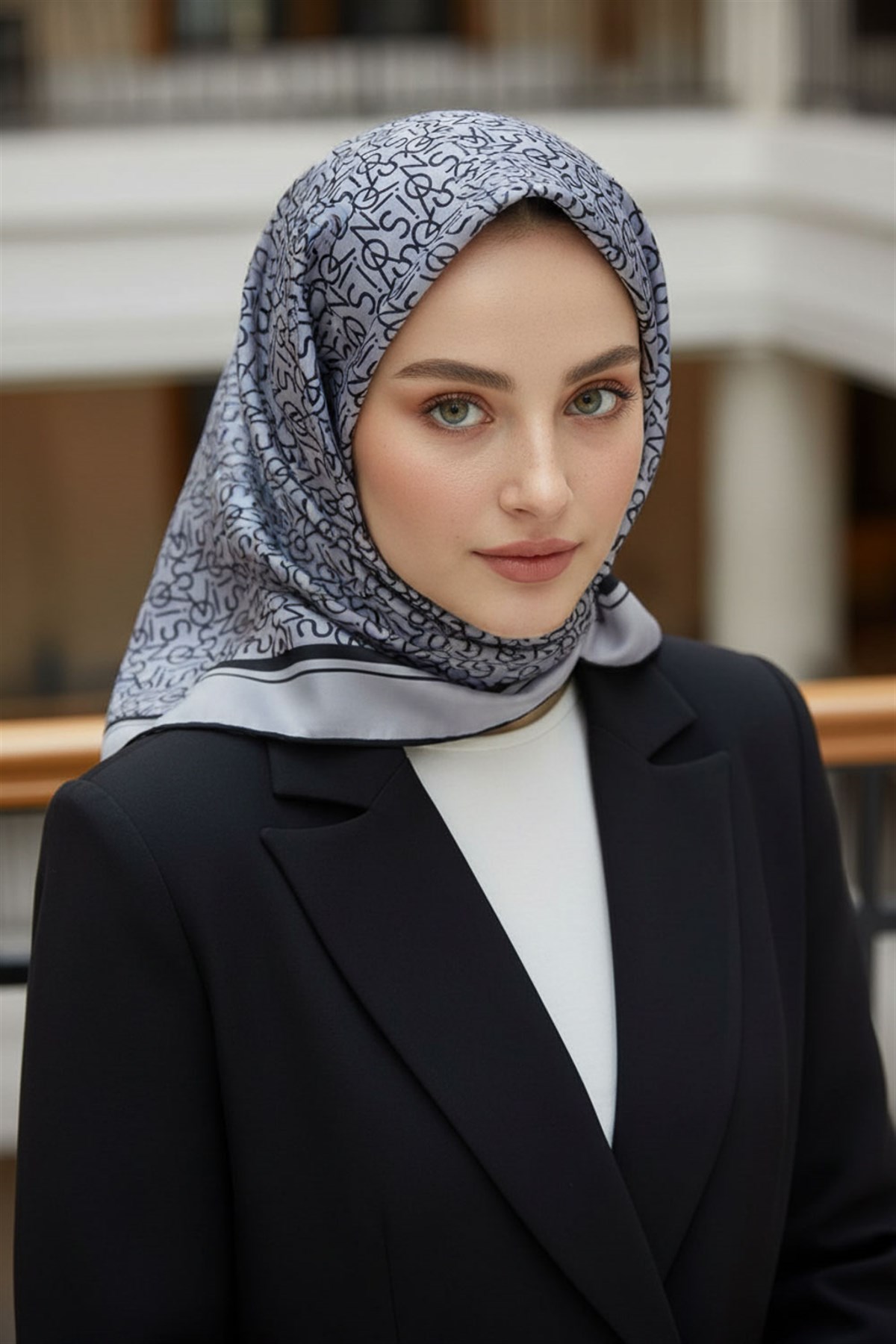 %100 Twill İpek Harf Desenli Gri - Siyah Renkli 90x90 Eşarp Dikim Şekli : El Dikişi