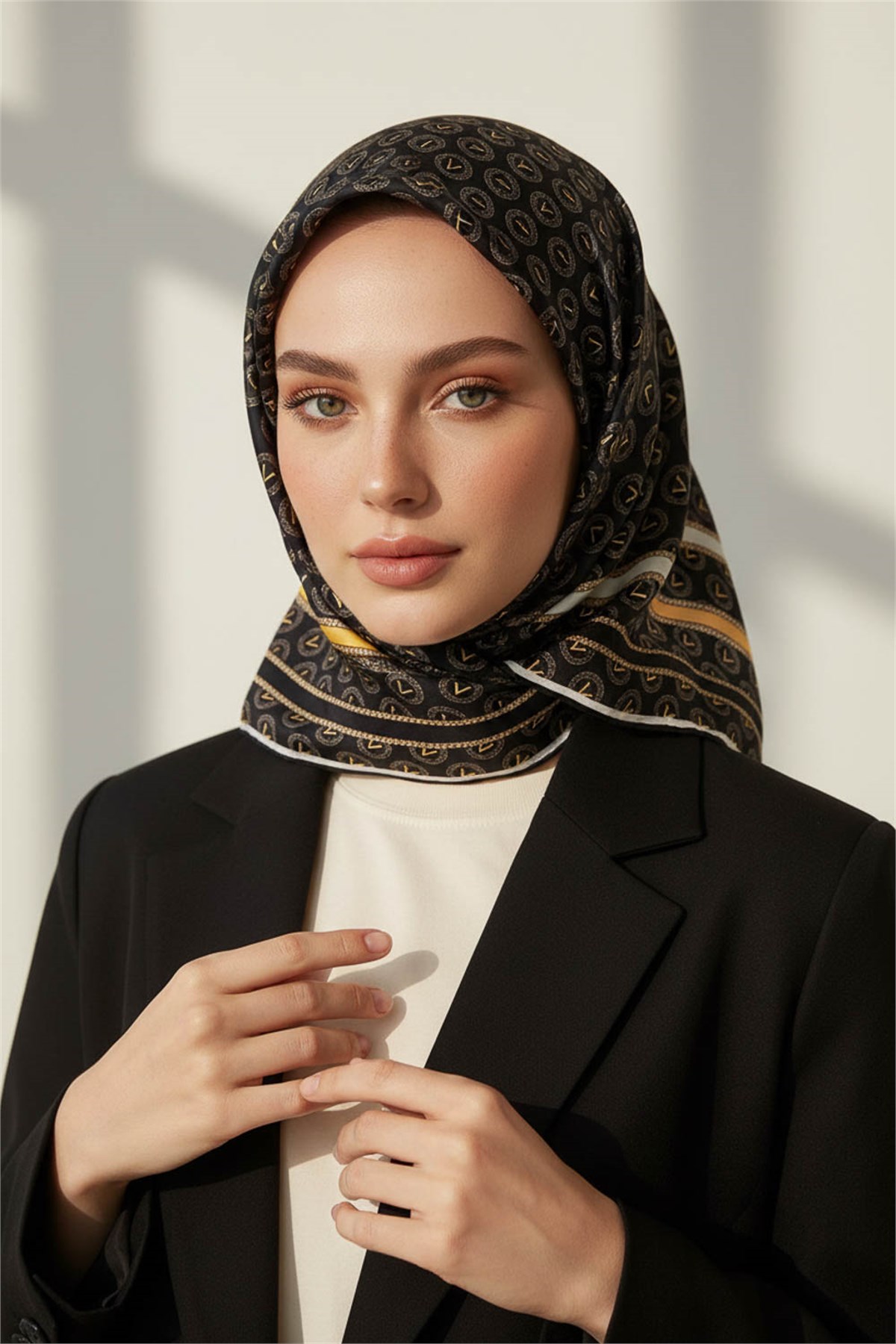 %100 Twill İpek Monogram Desenli Siyah - Gold Renkli 90x90 Eşarp Dikim Şekli : El Dikişi