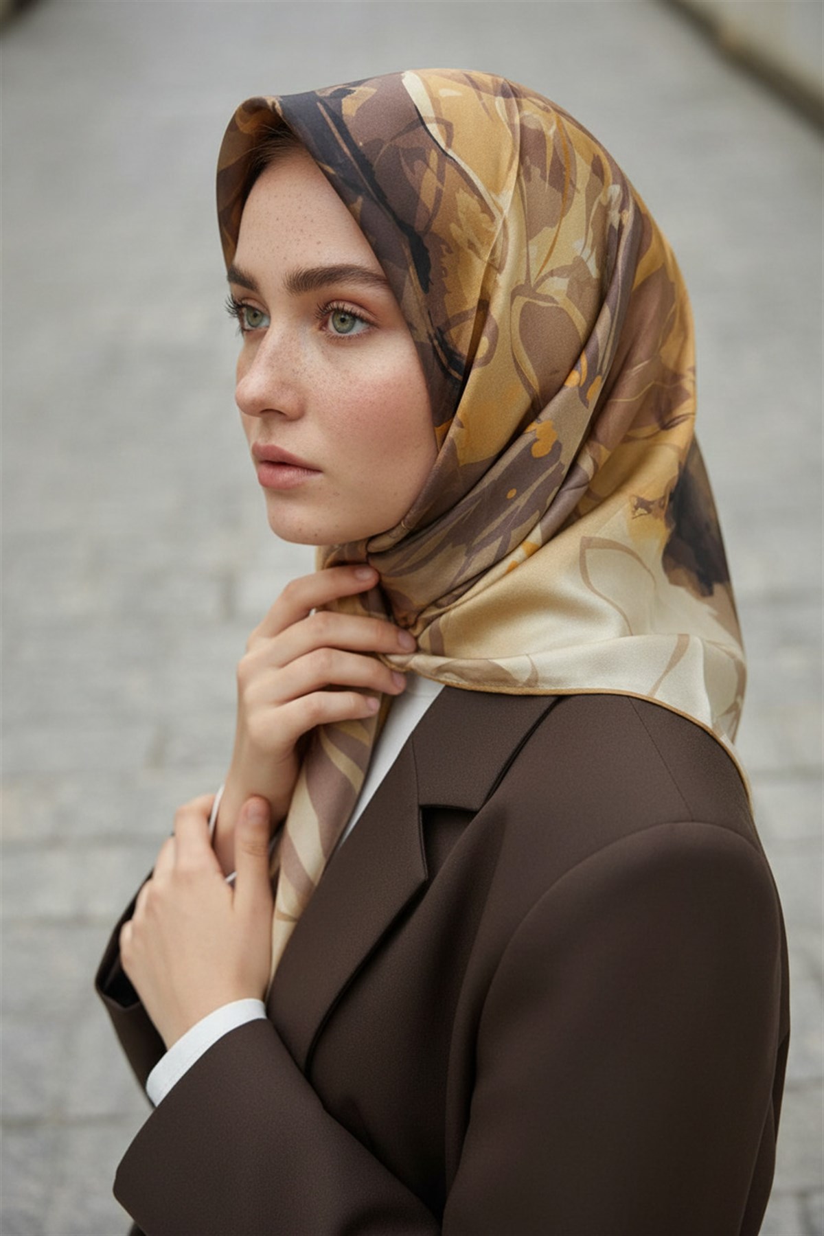 %100 Twill İpek Çiçekli Sulu Boya Dalga Desenli Bej - Hardal Renkli 90x90 Eşarp Dikim Şekli : El Dikişi