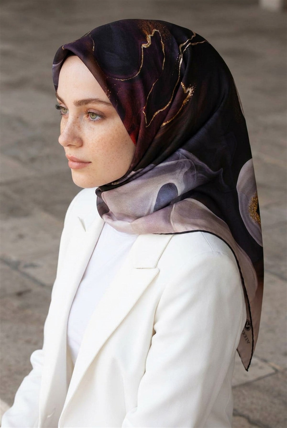 %100 Twill İpek Batik Desenli İndigo - Nar Çiçeği Renkli 90x90 Eşarp Dikim Şekli : El Dikişi