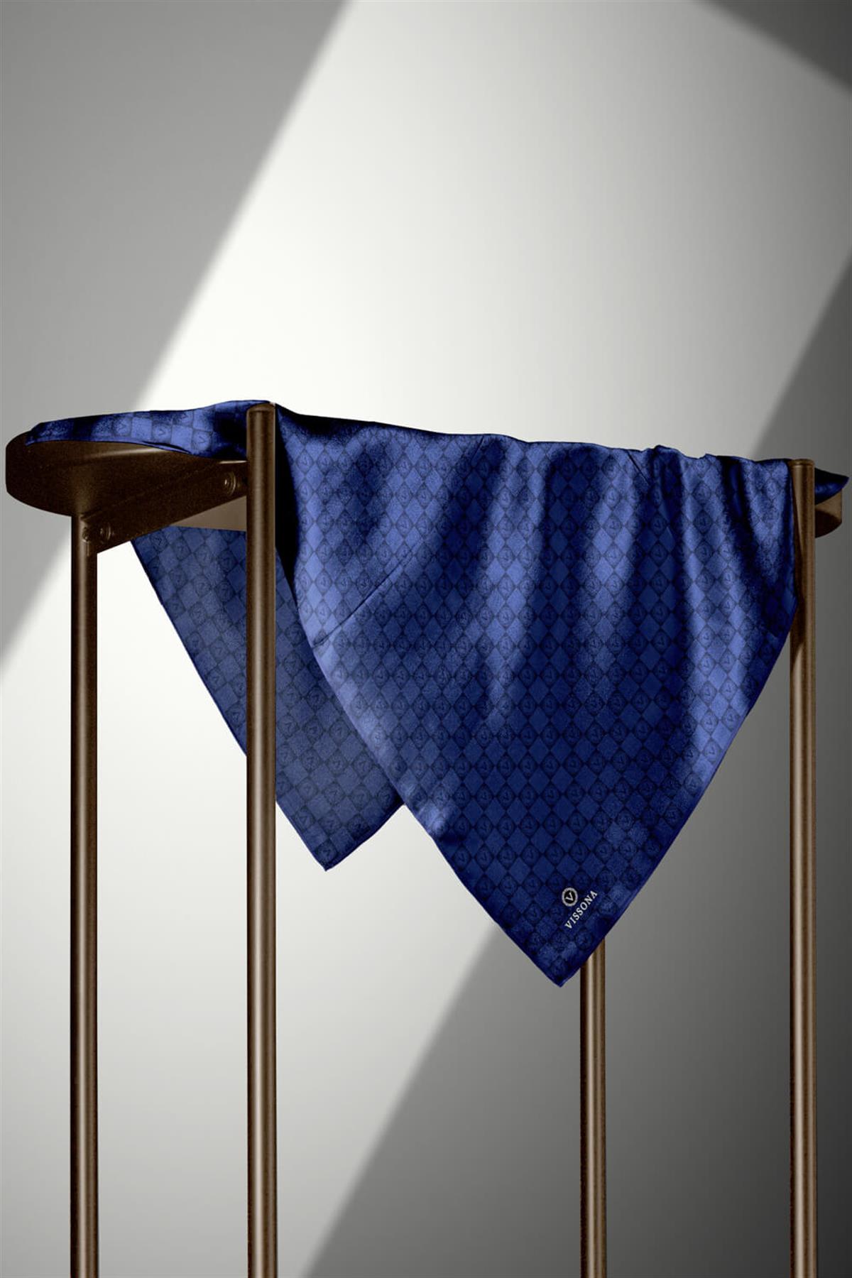 %100 Twill İpek Monogram Desenli Saks Renkli 90x90 Eşarp Dikim Şekli : El Dikişi