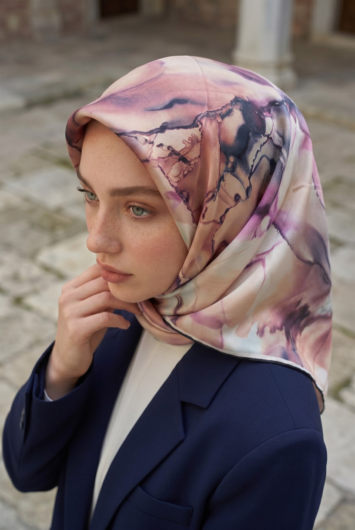 % 57 İPEK % 43 VİSKON Twill İpek Batik Çiçek Desenli Somon - Lila Renkli 90x90 Eşarp Kenar Dikiş Şekli El Dikişli