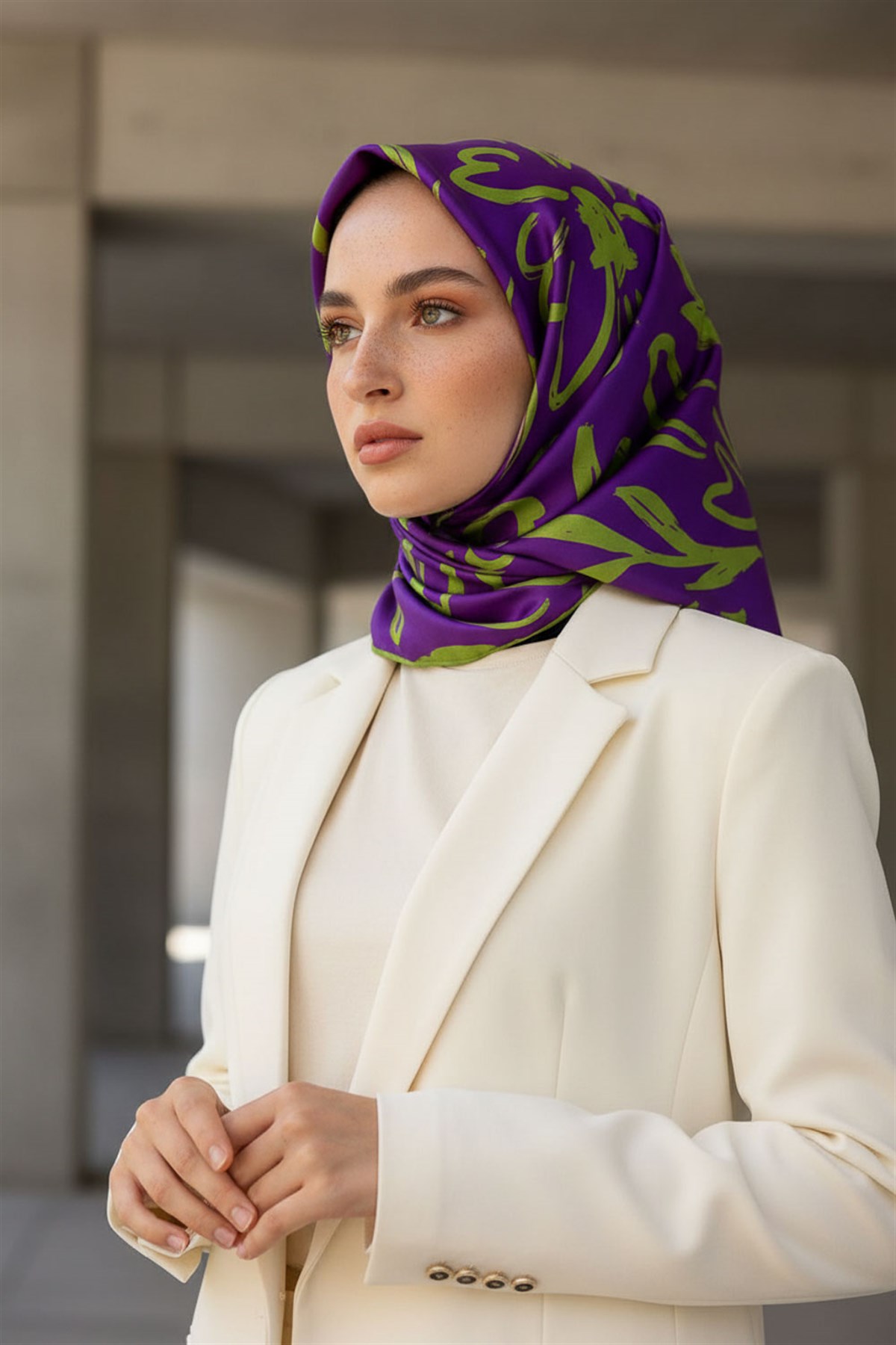 % 57 İPEK % 43 VİSKON Twill İpek Büyük Çiçek Desenli Mor - Haki Renkli 90x90 Eşarp Dikim Şekli : El Dikişi