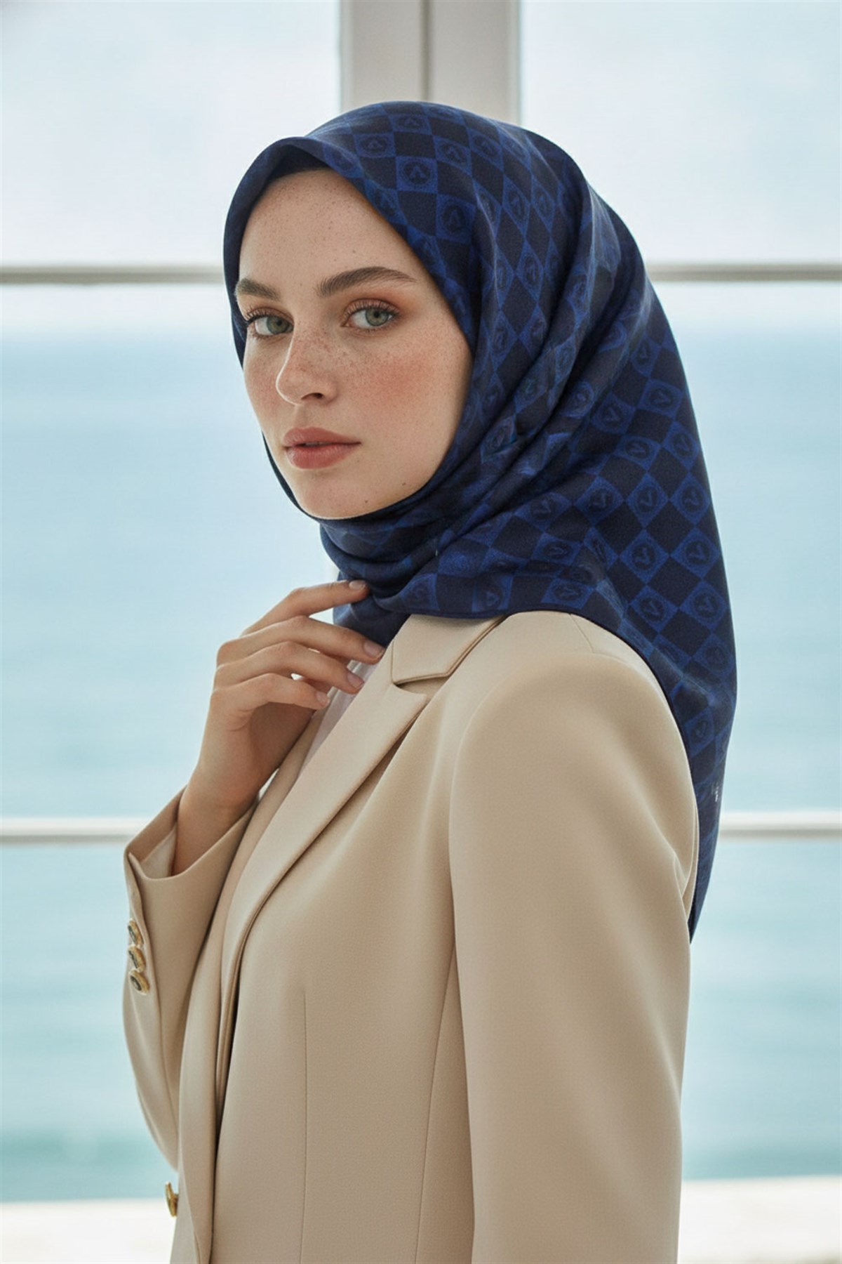 %57 İPEK % 43 VİSKON Twill İpek Monogram Desenli Lacivert Renkli 90x90 Eşarp Dikim Şekli : El Dikişi