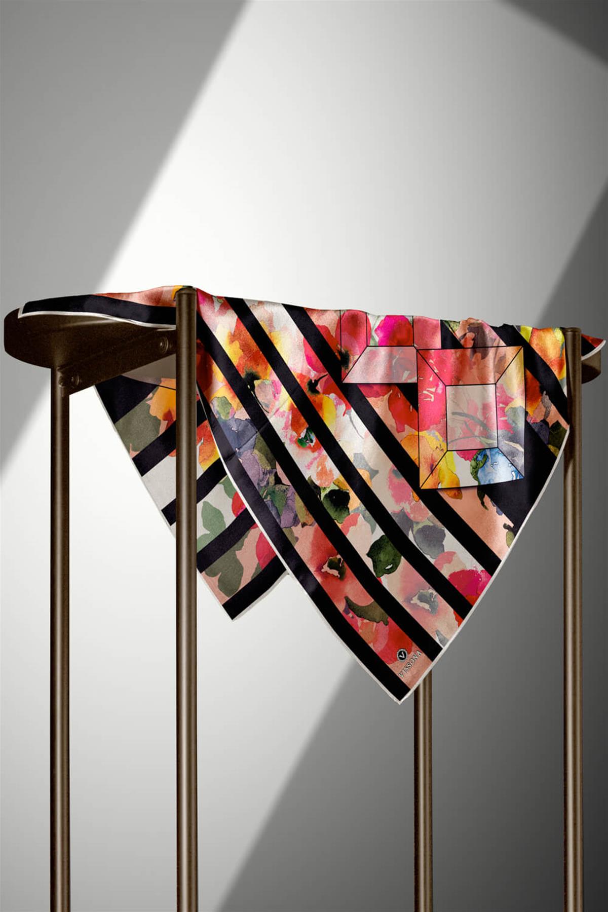 %100 Twill İpek Bahar Çiçekleri Desenli Siyah - Kırmızı Renkli 90x90 Eşarp Kenar Dikiş Şekli El Dikişli