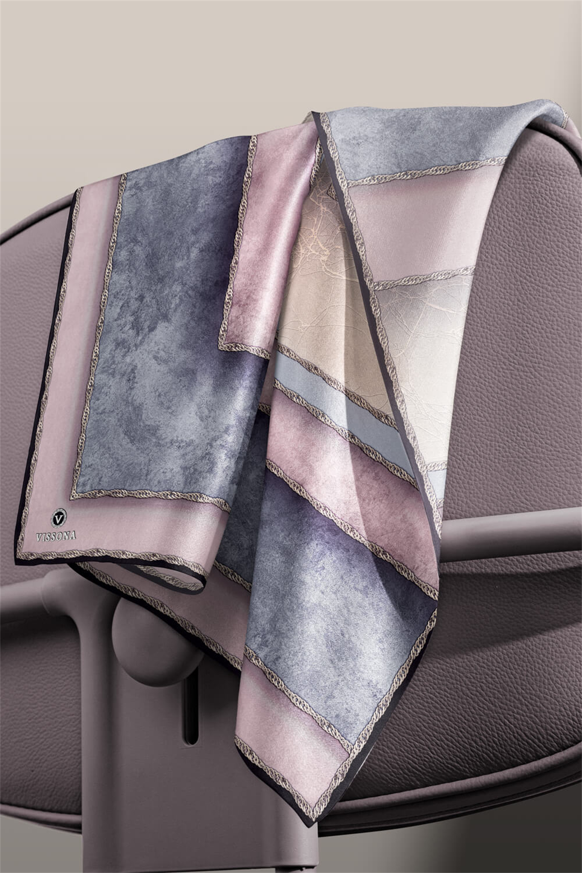 % 57 İPEK % 43 VİSKON Twill İpek Dokulu Geometrik Desenli Pudra - Gri Renkli 90x90 Eşarp Dikim Şekli : El Dikişi