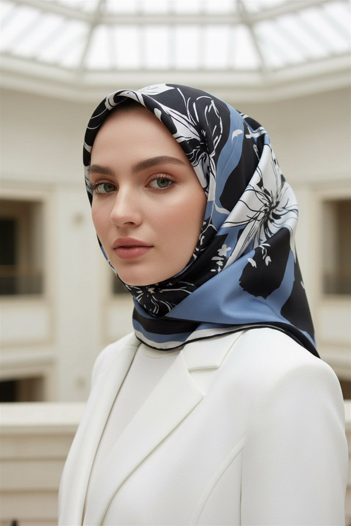 %100 Twill İpek Çiçekli ve Geometrik Desenli İndigo - Siyah Renkli 90x90 Eşarp Dikim Şekli : El Dikişi