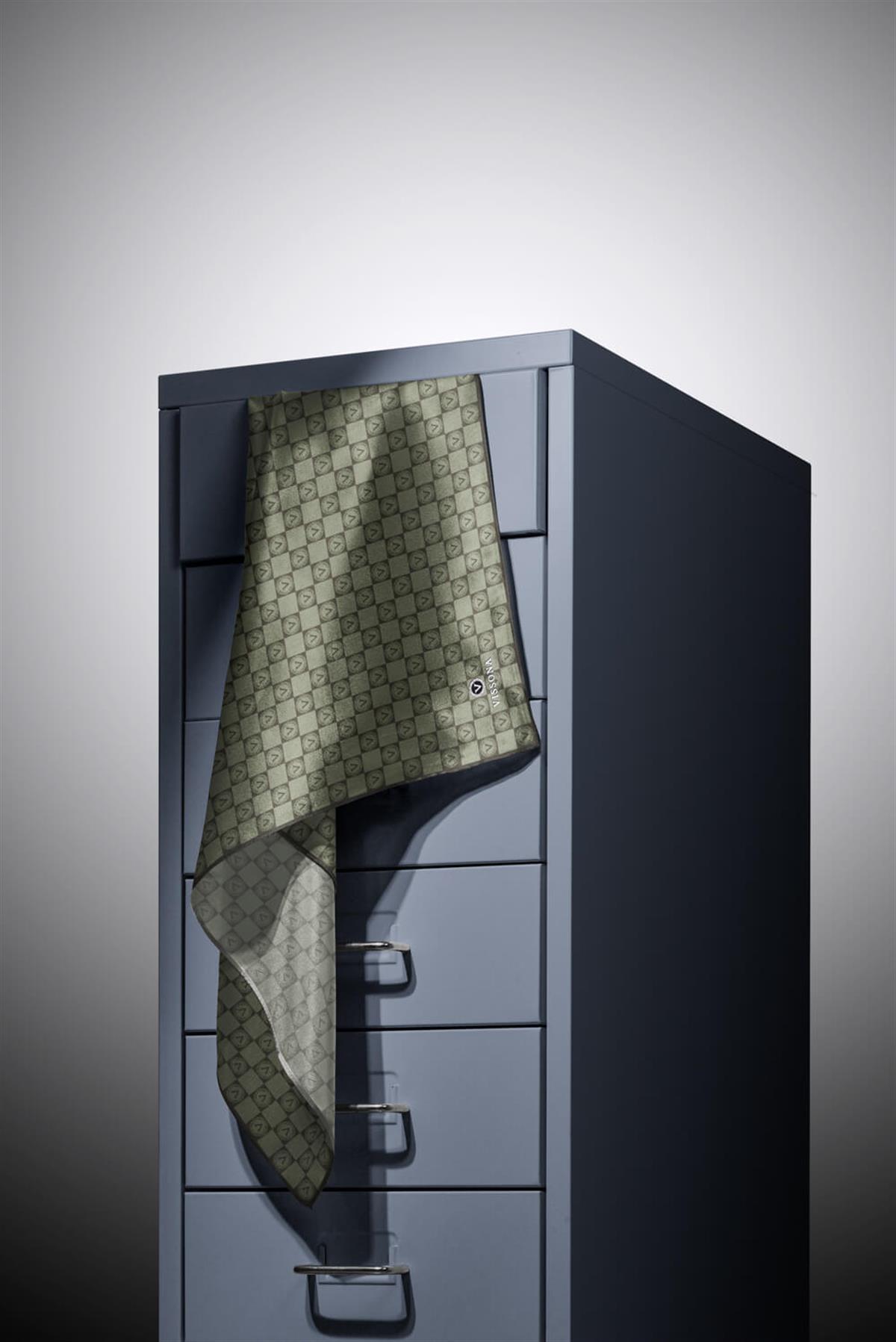 %100 Twill İpek Monogram Desenli Çağla Yeşili Renkli 90x90 Eşarp Dikim Şekli : El Dikişi