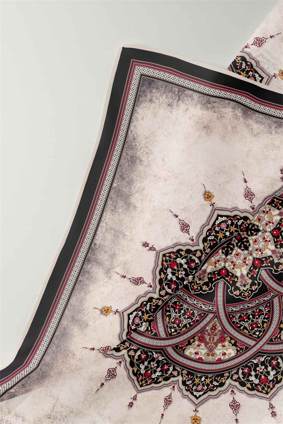 % 57 İPEK % 43 VİSKON Twill İpek Şal Desenli Siyah - Bordo Renkli 90x90 Eşarp Dikim Şekli : El Dikişi