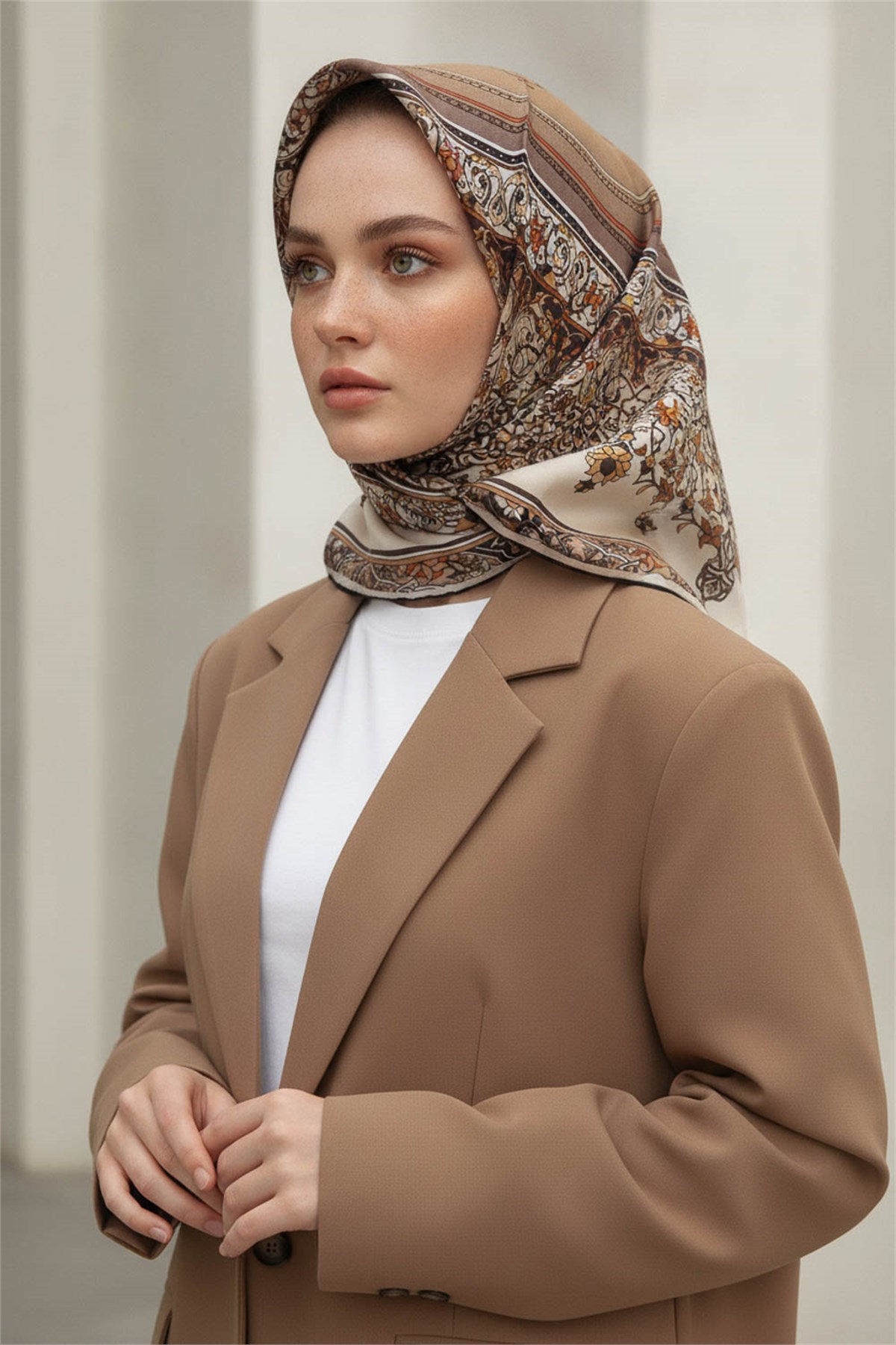 %100 Twill İpek Şal Desenli Bej Renkli 90x90 Eşarp Dikim Şekli : El Dikişi