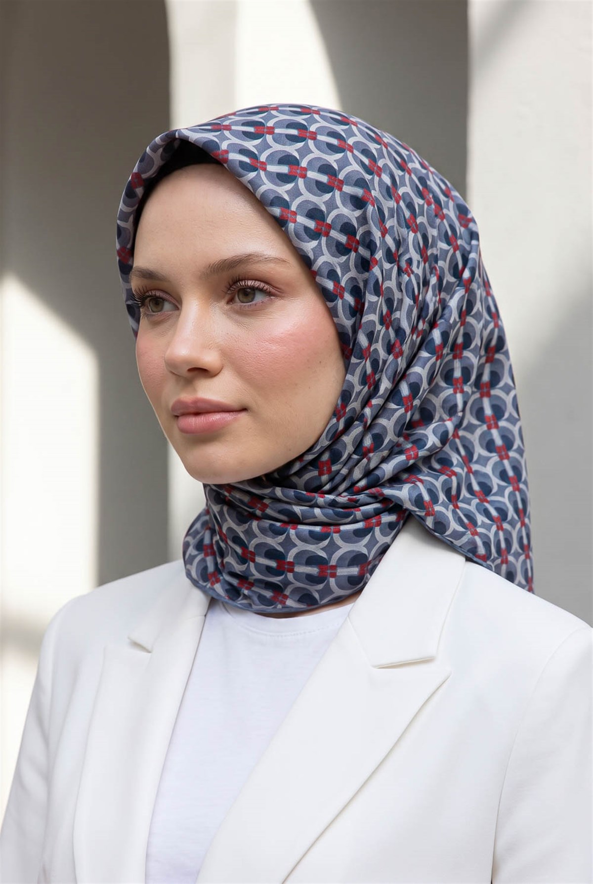 %100 Twill İpek Geometrik Desenli İndigo - Bordo Renkli 90x90 Eşarp Dikim Şekli : El Dikişi
