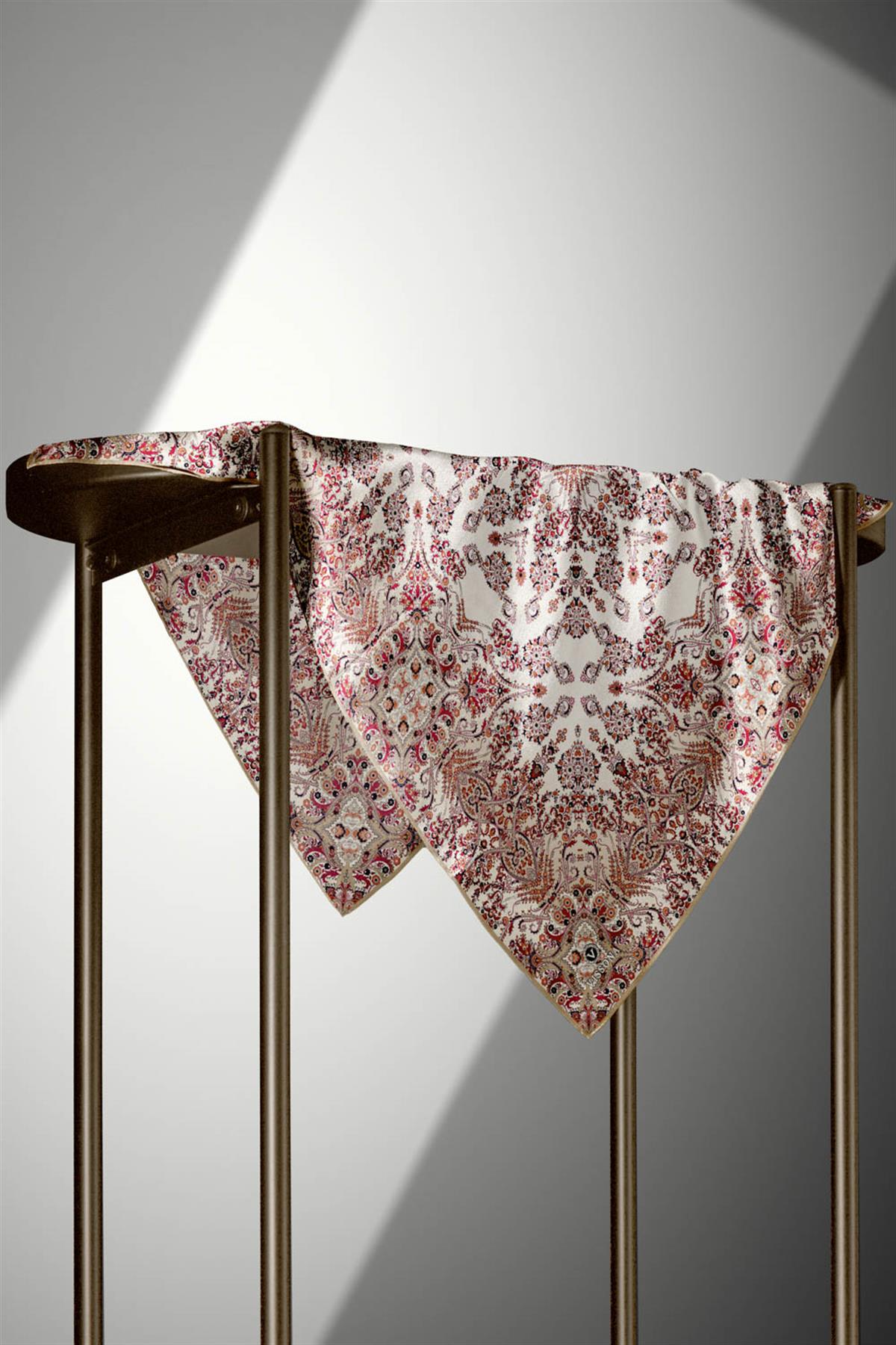 %100 Twill İpek Şal Desenli Krem Renkli 90x90 Eşarp Dikim Şekli : El Dikişi