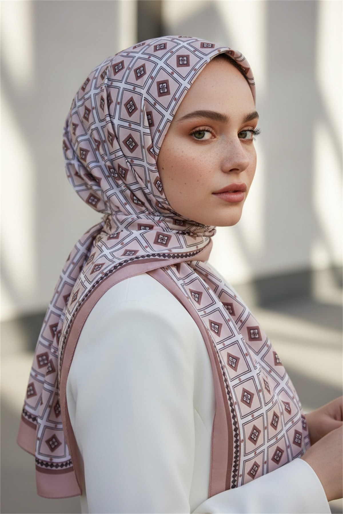 KREP KARE DESENLİ SÜTLÜ KAHVE RENKLİ 75X195 KIRIŞMAZ ŞAL