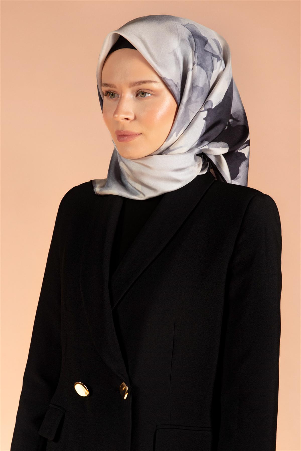 %100 Twill İpek Yaprak Desenli Gri Renkli 90x90 Eşarp Dikim Şekli : El Dikişi