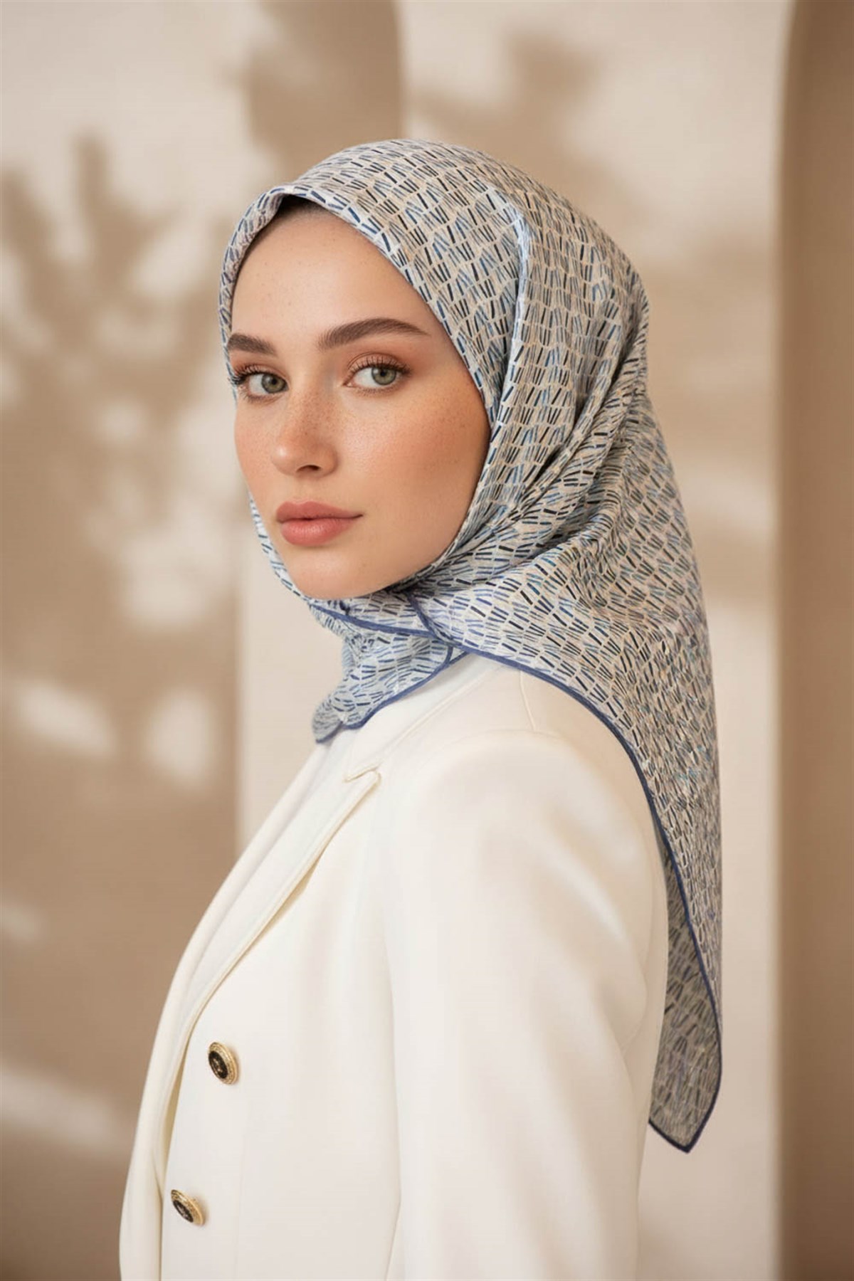 %100 Twill İpek Çizgi Desenli İndigo - Gri Renkli 90x90 Eşarp Dikim Şekli : El Dikişi