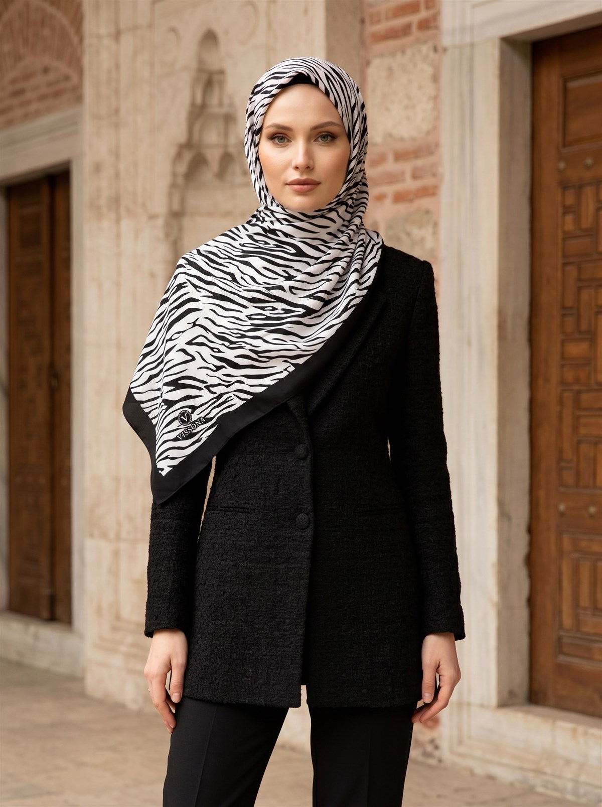 KREP GEOMETRİK DESENLİ SİYAH - BEYAZ RENKLİ 75X195 KIRIŞMAZ ŞAL