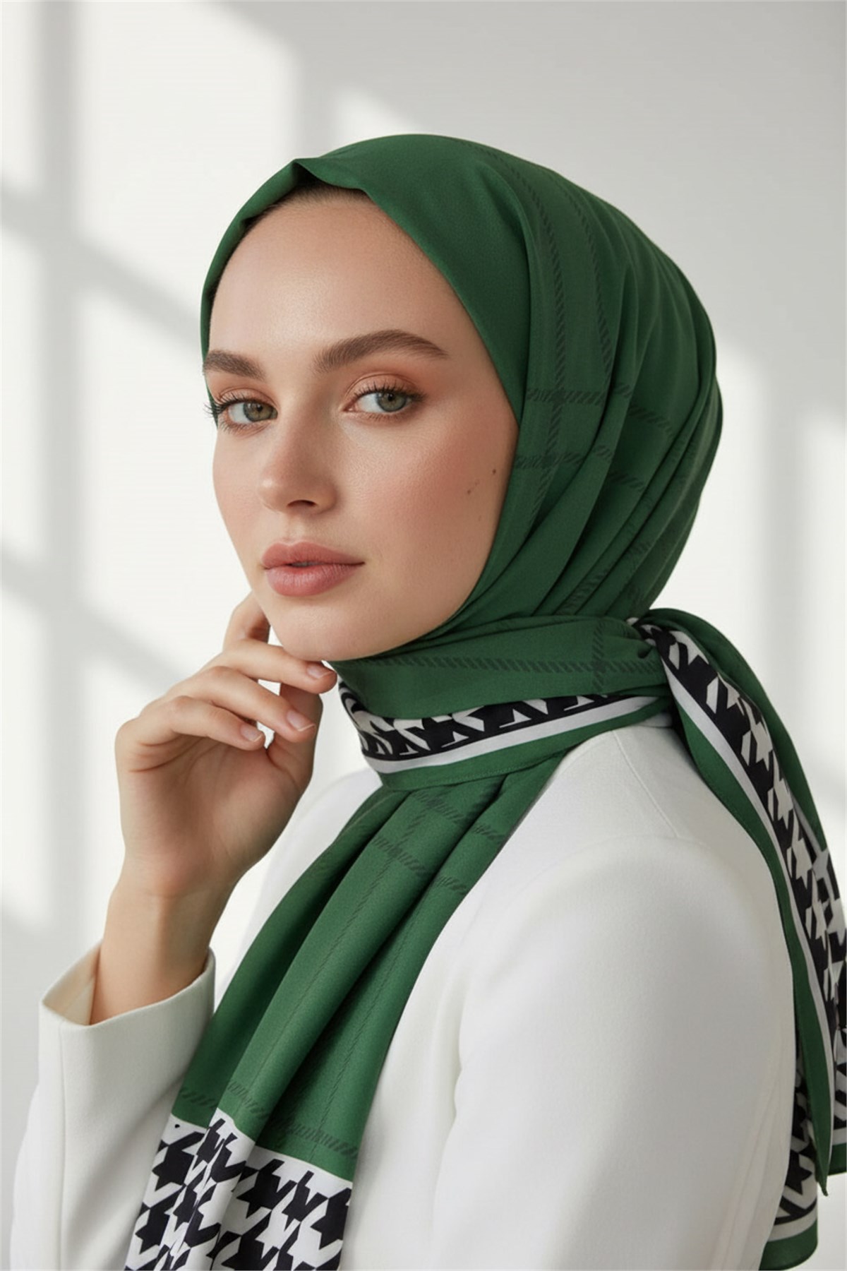KREP KAZAYAĞI DESENLİ ZÜMRÜT YEŞİLİ - SİYAH RENKLİ 75X195 KIRIŞMAZ ŞAL