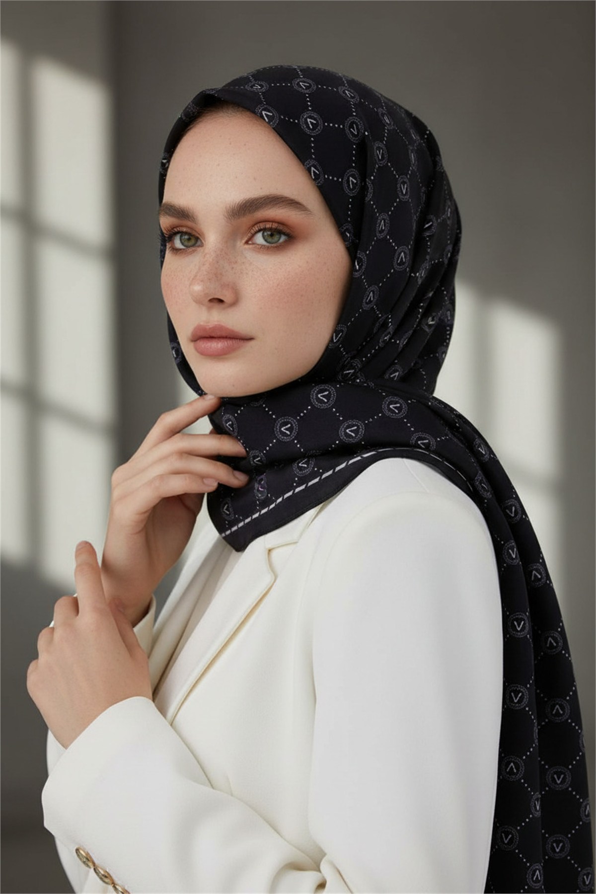 %100 Saf İpek Şal İnce Saten Vual Dokuma V Logo Desenli Siyah - Krem Renkli 90x210 Şal