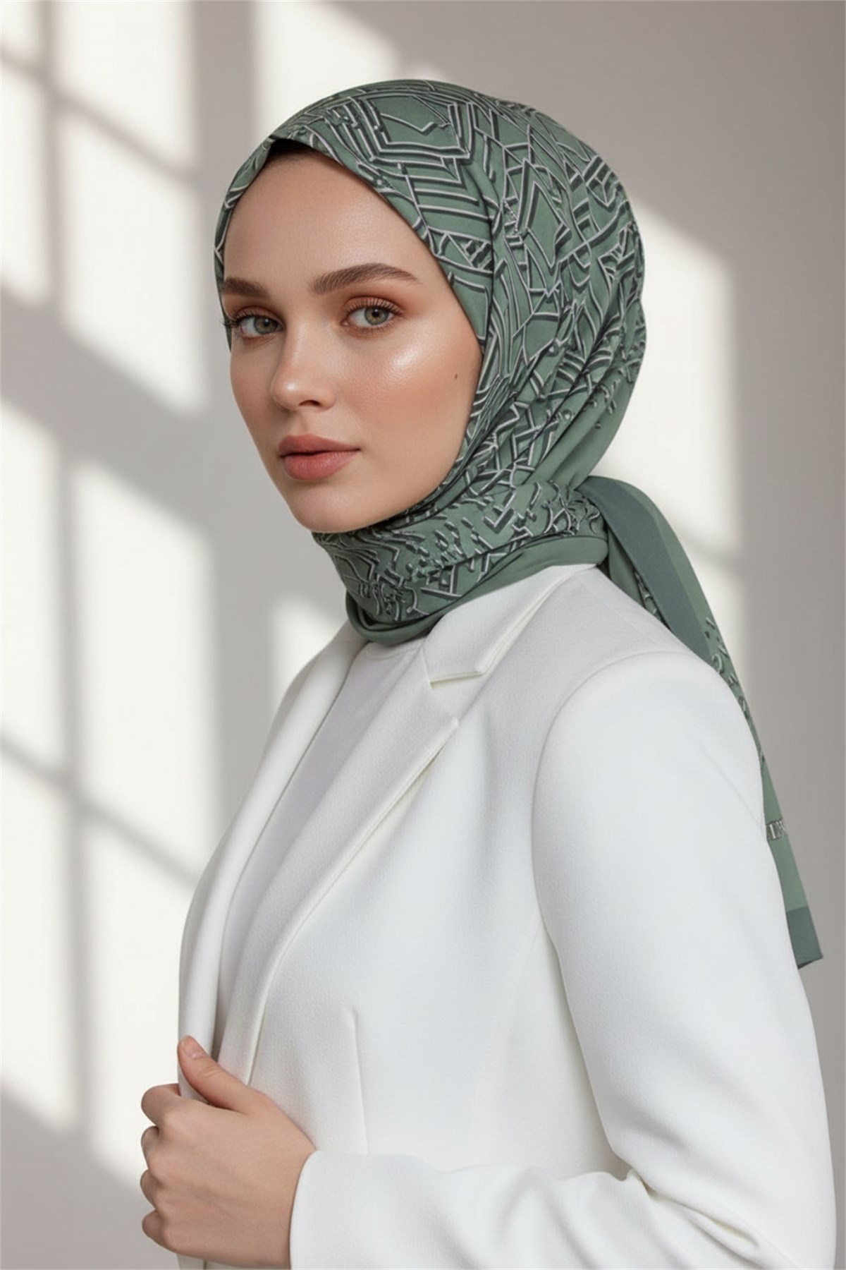KREP GEOMETRİK DESENLİ SU YEŞİLİ - KREM RENKLİ 75X195 KIRIŞMAZ ŞAL