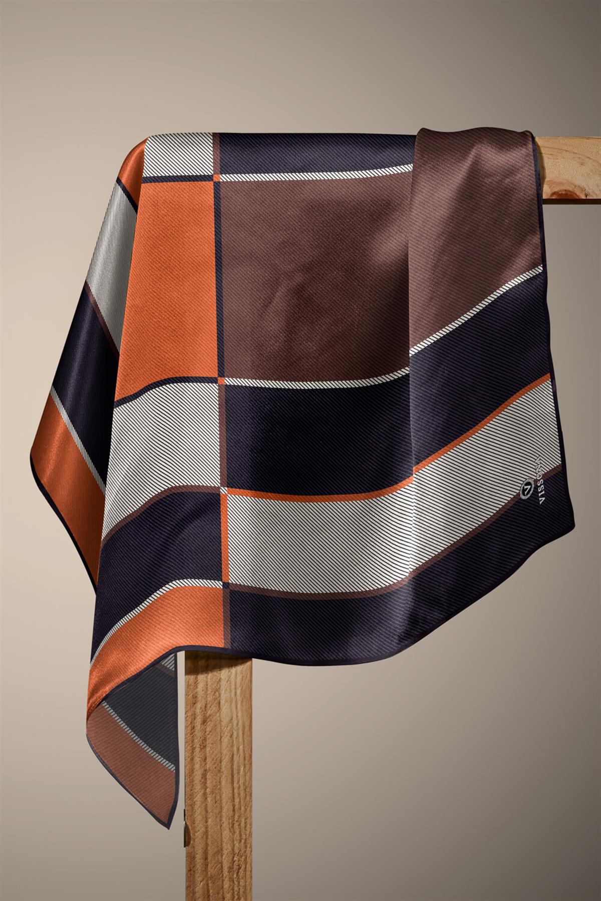 %100 Twill İpek Geometrik Desenli Taba Renkli 90x90 Eşarp Dikim Şekli : El Dikişi