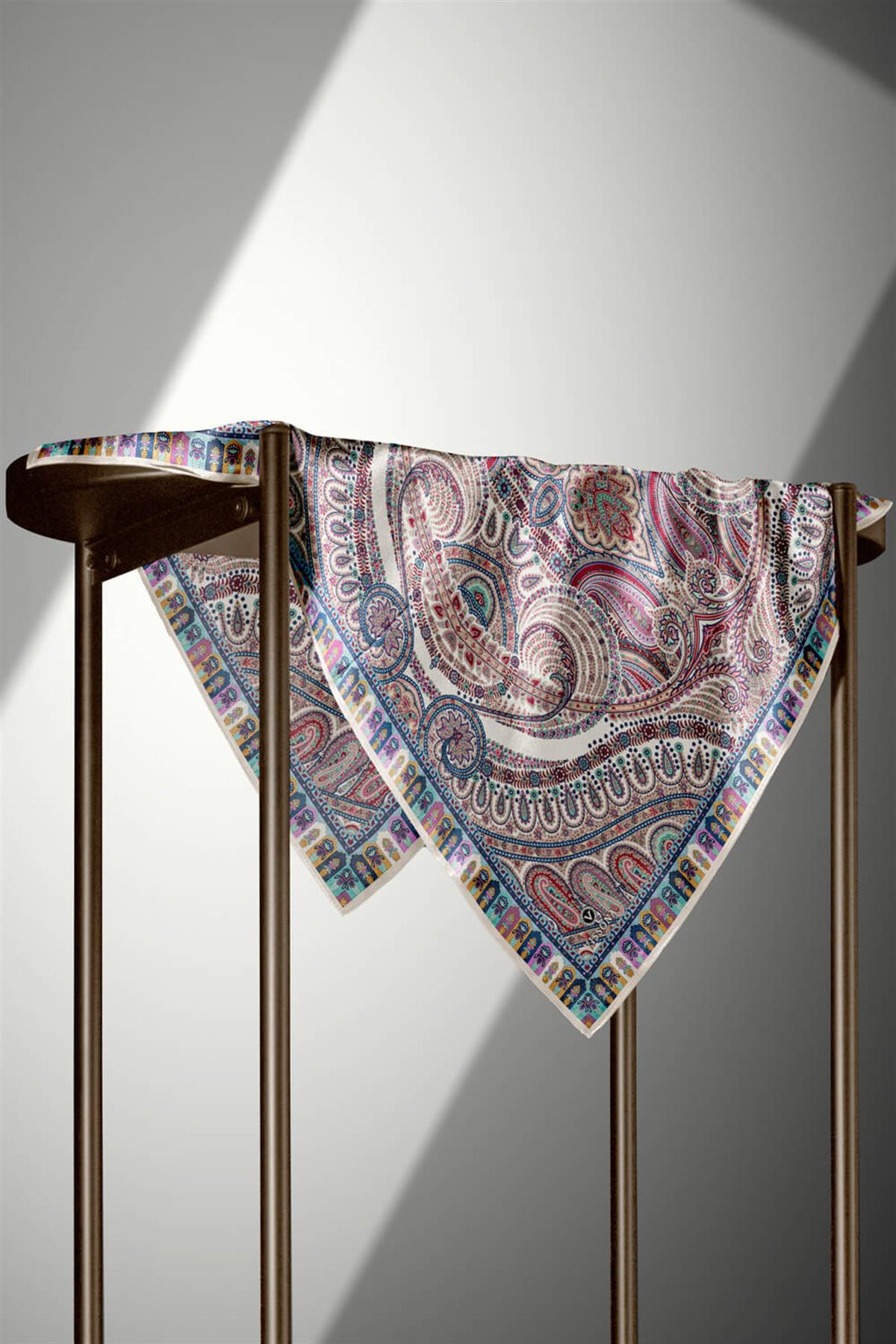 %100 Twill İpek Etro Desenli Krem Renkli 90x90 Eşarp Dikim Şekli : El Dikişi