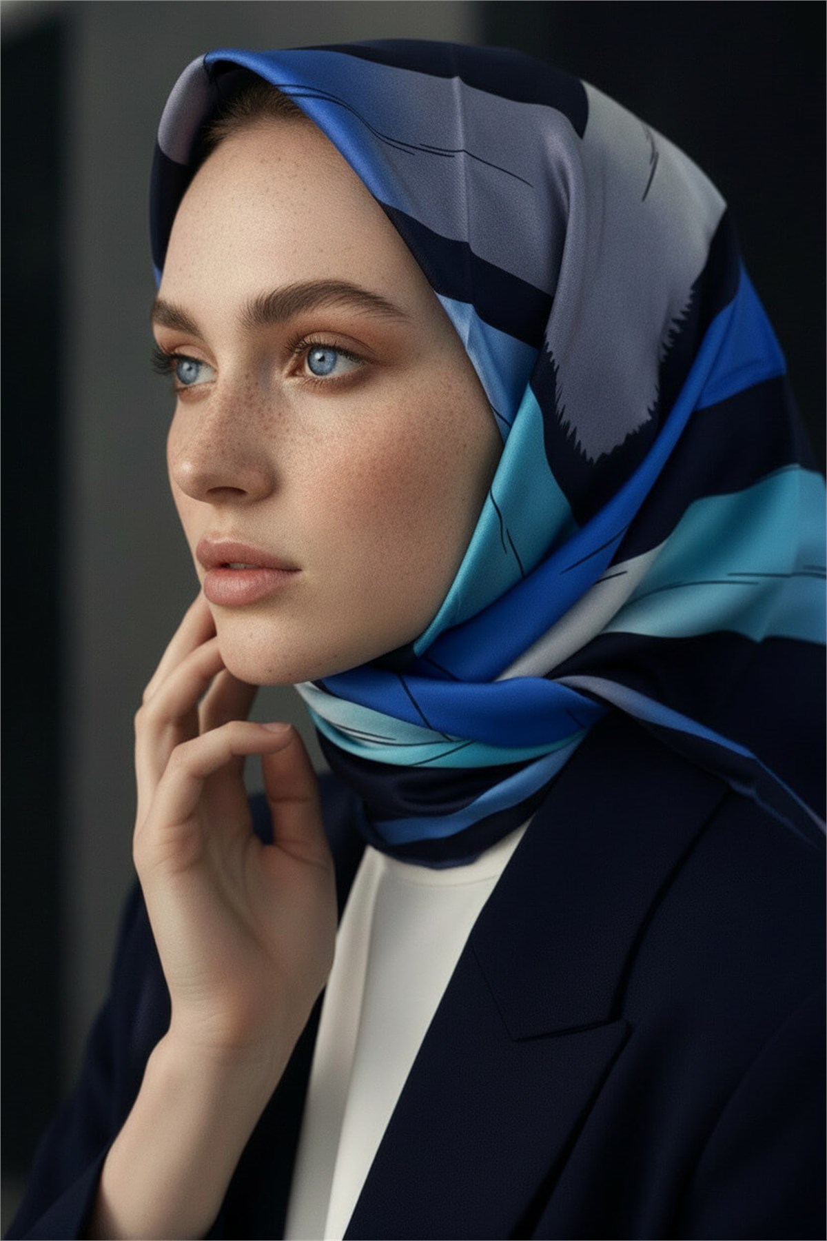 %57 İPEK %43 VİSKON Twill İpek Geometrik Fırça İzi Desenli Lacivert - Saks Renkli 90x90 Eşarp Dikim Şekli : El Dikişi