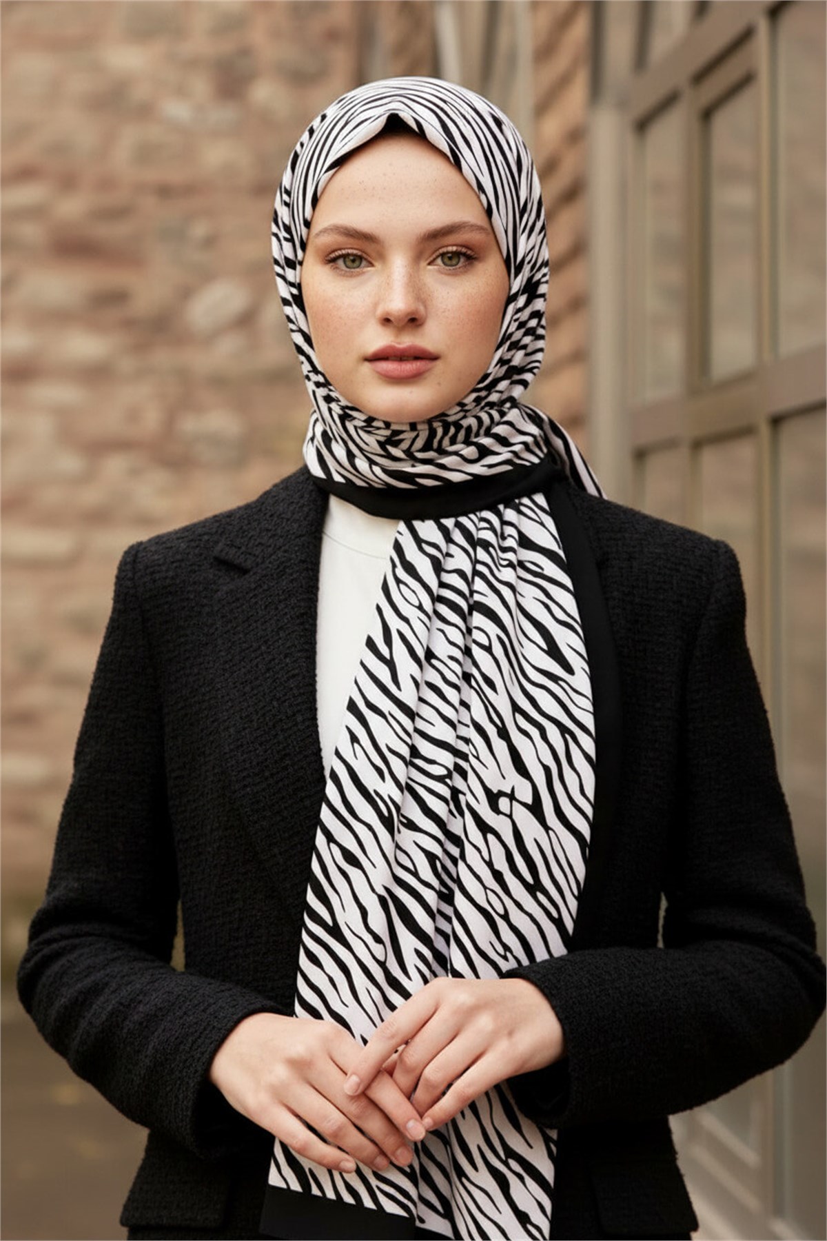 KREP GEOMETRİK DESENLİ SİYAH - BEYAZ RENKLİ 75X195 KIRIŞMAZ ŞAL