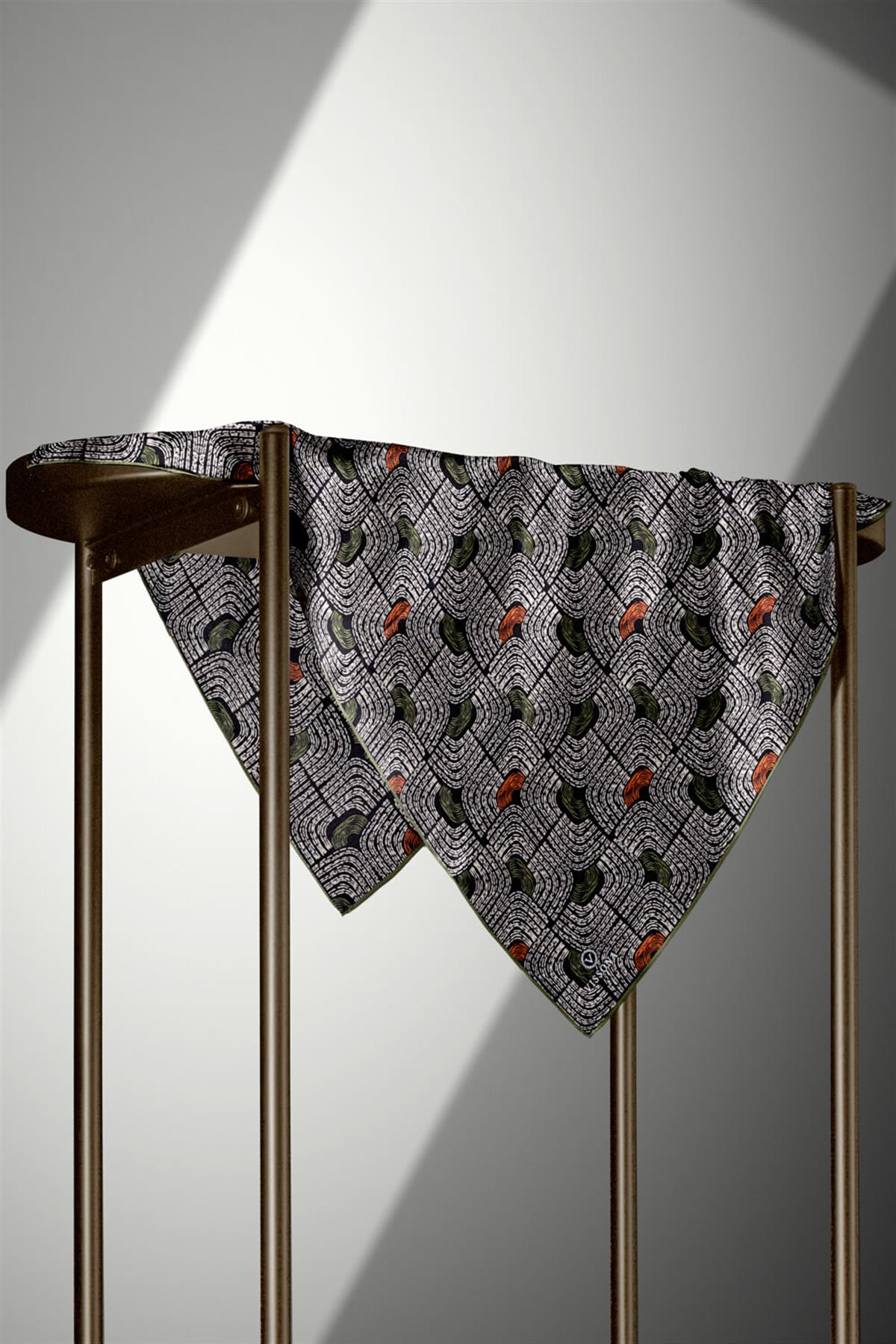 %100 Twill İpek Geometrik Desenli Taba - Haki Renkli 90x90 Eşarp Dikim Şekli : El Dikişi