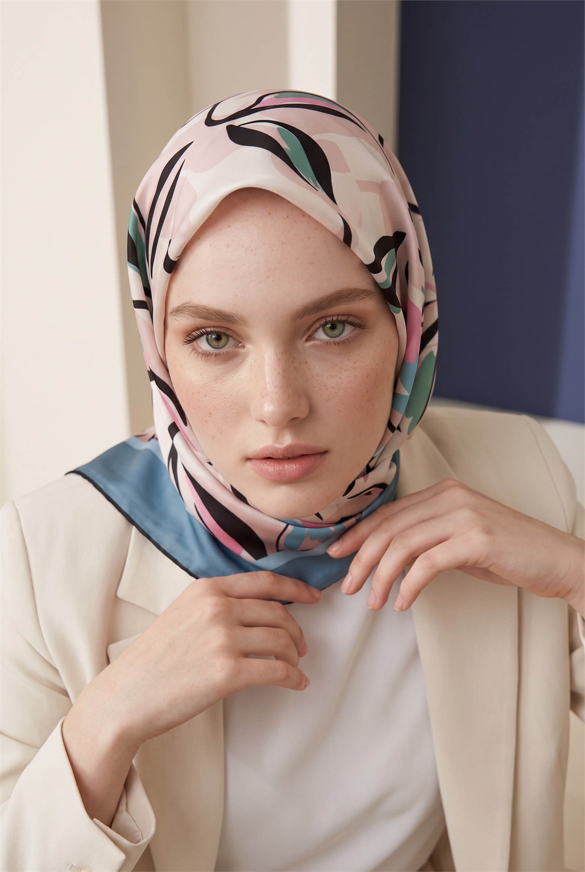Rayon Bordürlü Çiçek Desenli Petrol Mavisi Renkli 90x90 Dikim Şekli : El Dikişi Eşarp (İpek İçermez)